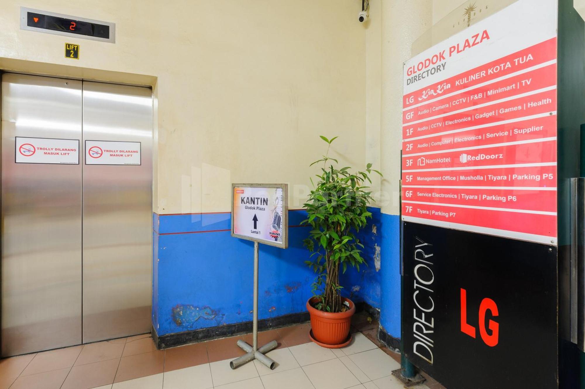 Khách sạn Metro Near Kota Tua Mitra Reddoorz