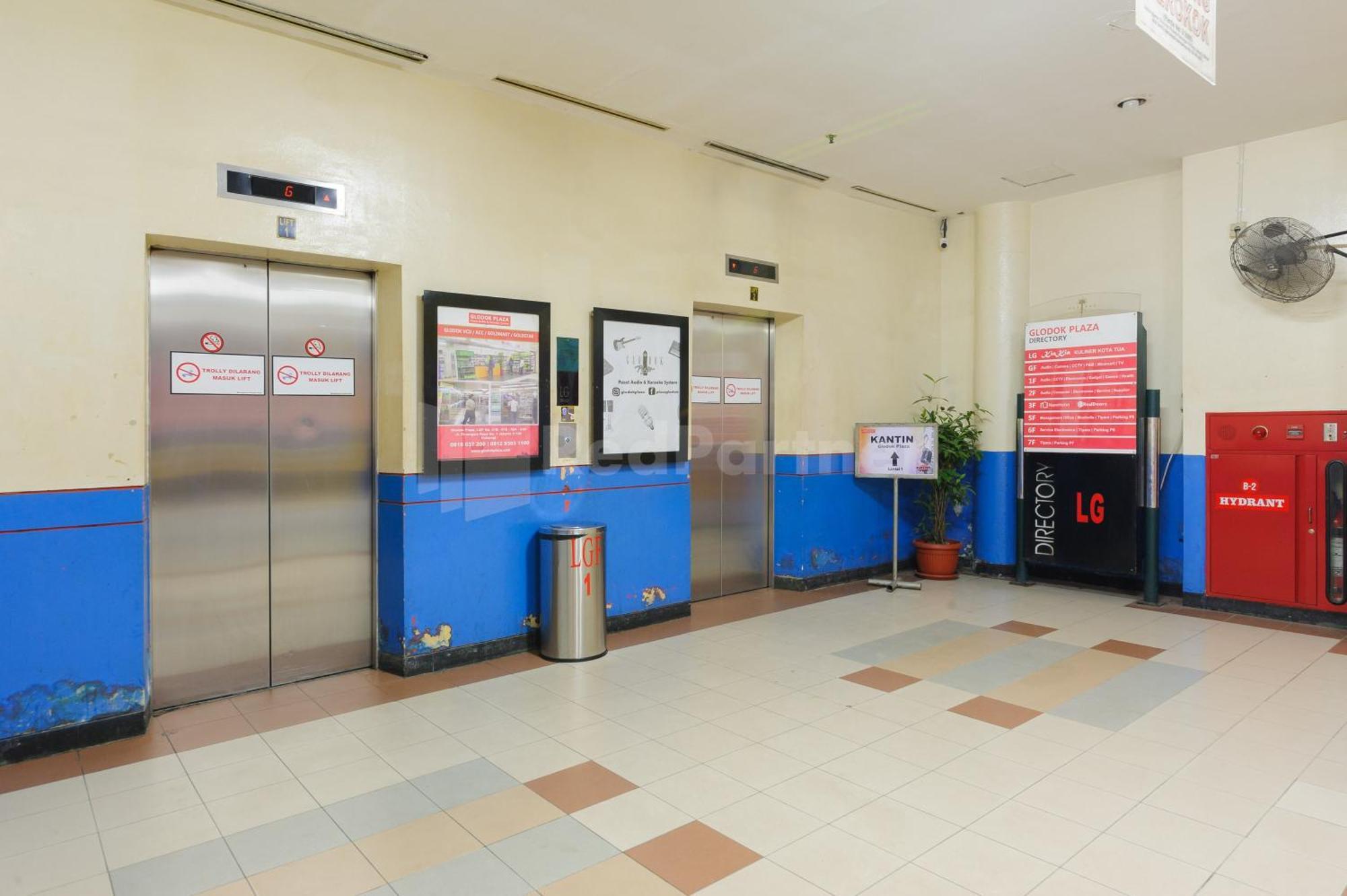 Khách sạn Metro Near Kota Tua Mitra Reddoorz 3*