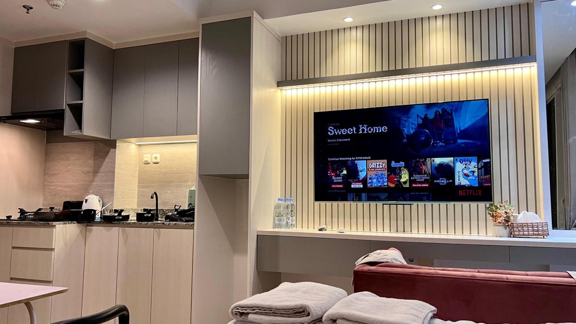 West Vista Jkt Modern Design W/55” Tv And 40/mbps Wi-fi Apartment Jakarta