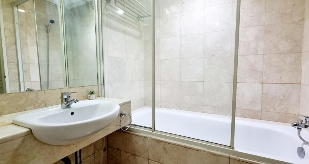 Apartemen Apt Bellagio 2 Bedroom Gold With Wi-fi, Pool & Netflix Jakarta