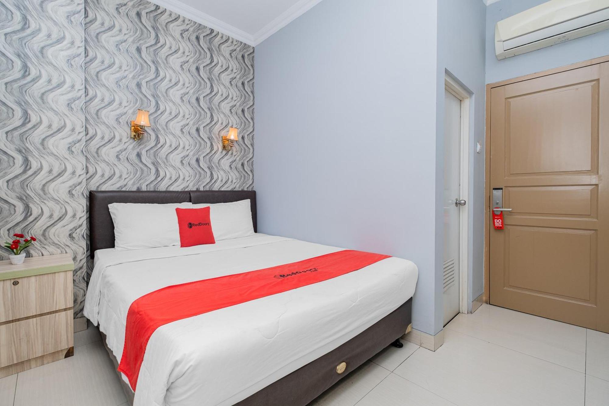 Guest house Reddoorz @ Cideng Barat 3*