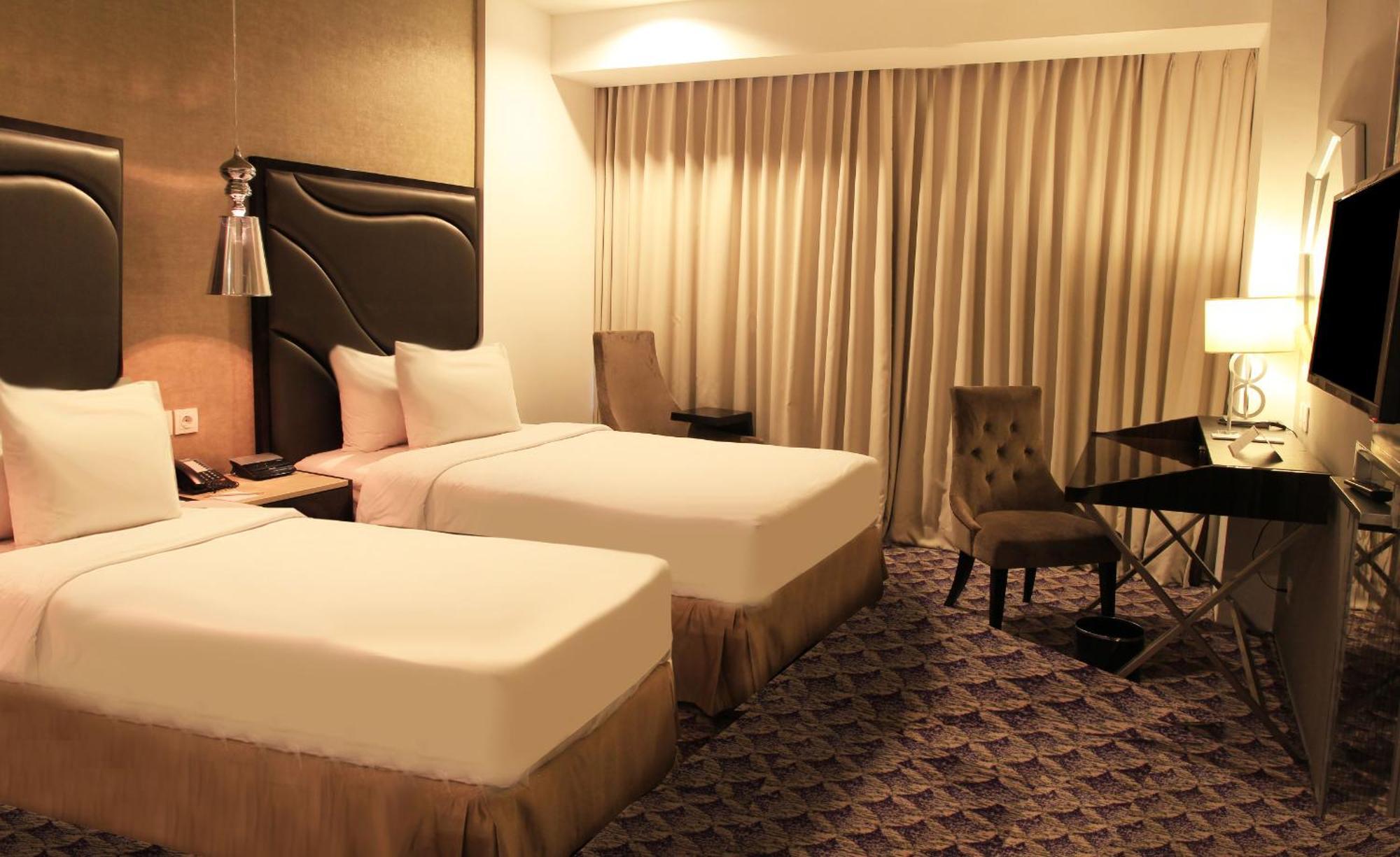 Aston Bellevue Radio Dalam