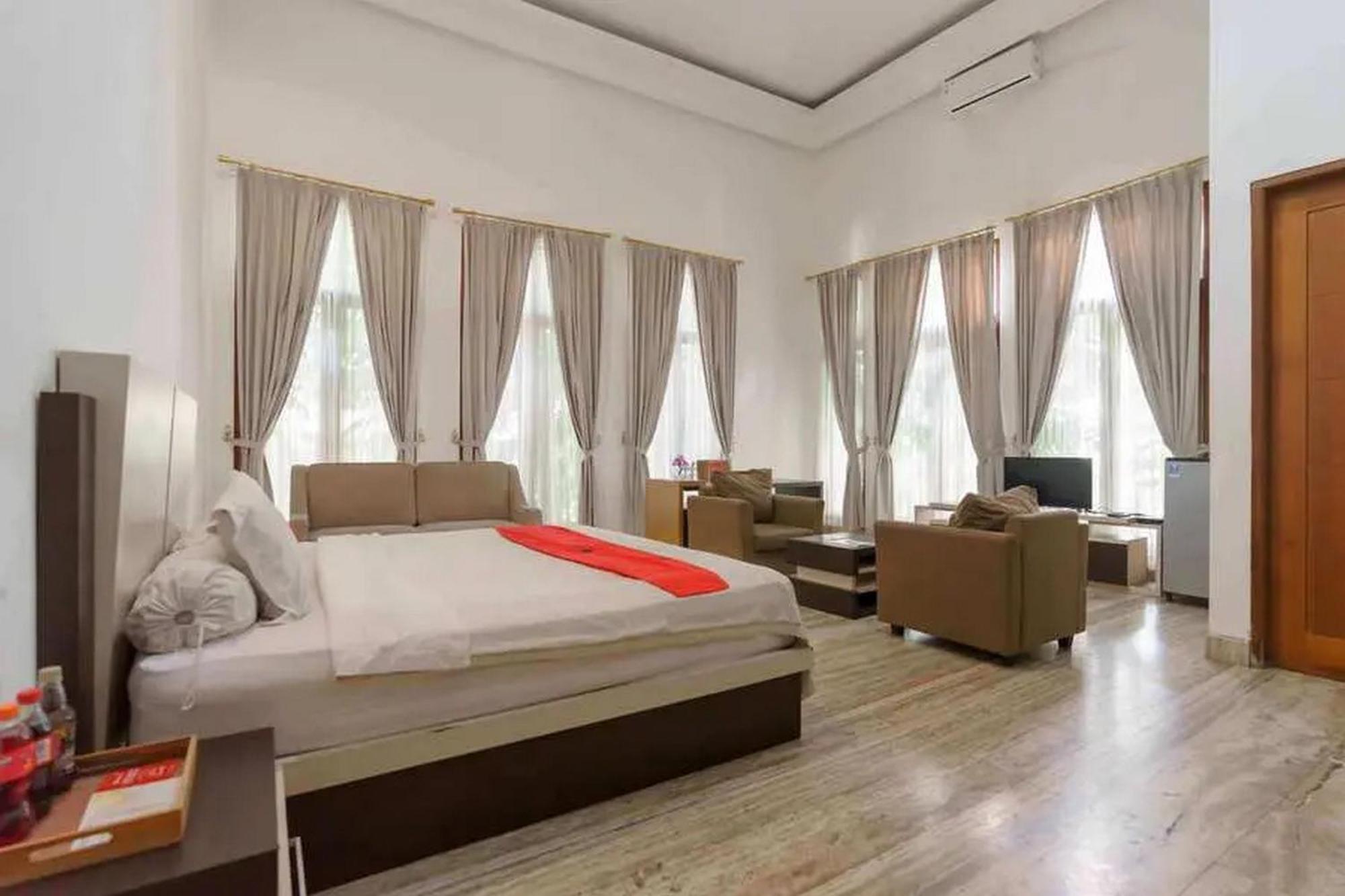 Guest house Reddoorz Premium Near Stasiun Lenteng Agung Jakarta