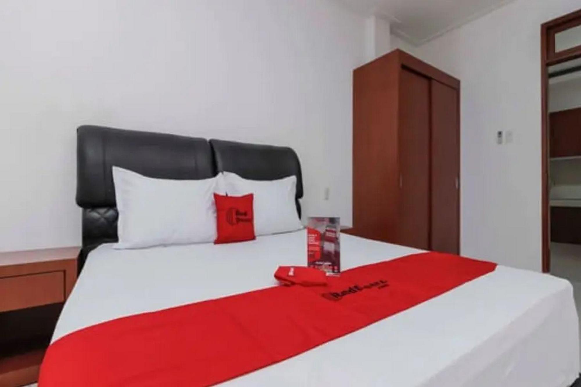 Reddoorz Premium Near Stasiun Lenteng Agung Jakarta