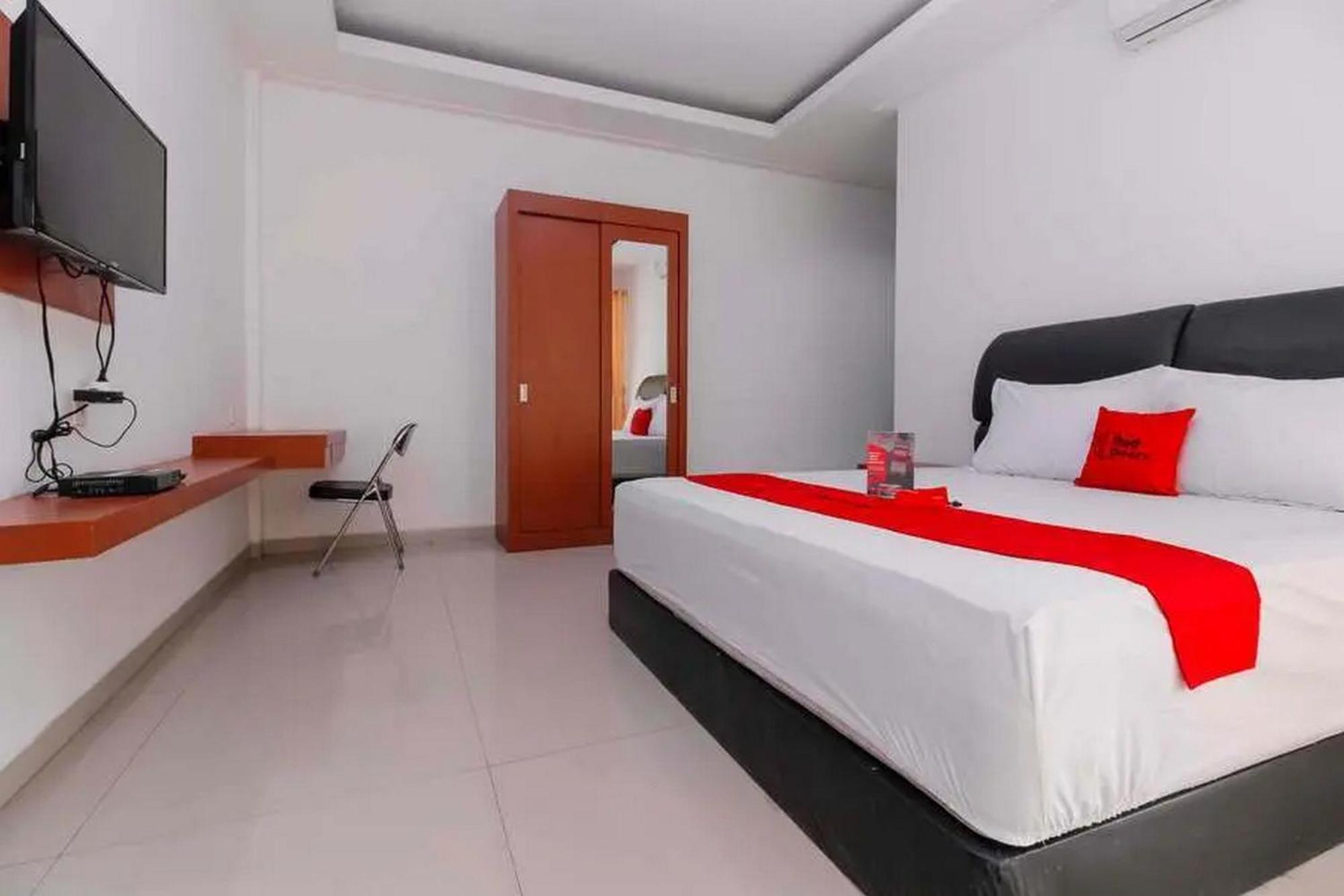 Reddoorz Premium Near Stasiun Lenteng Agung 2*