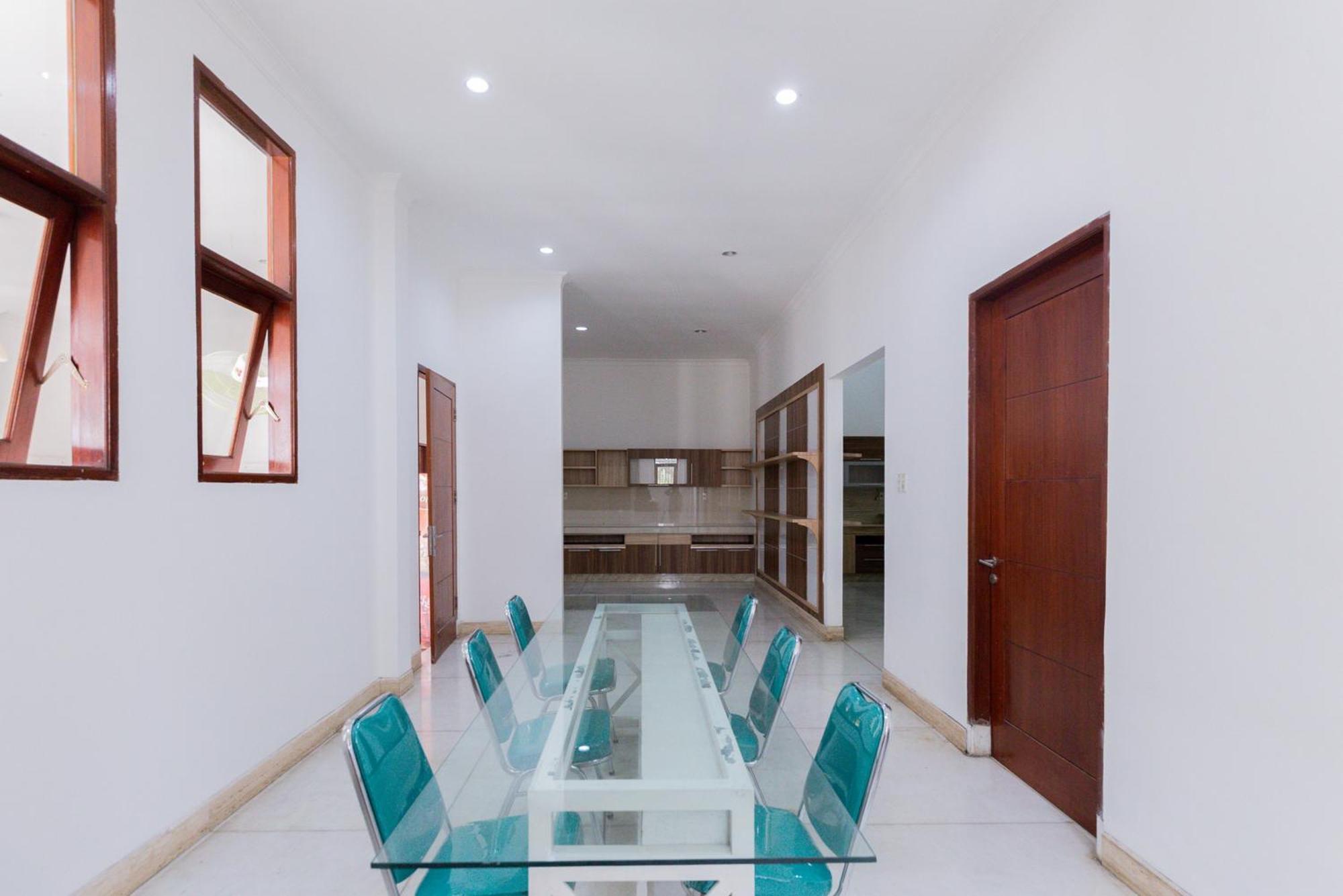 Reddoorz Premium Near Stasiun Lenteng Agung Guest house