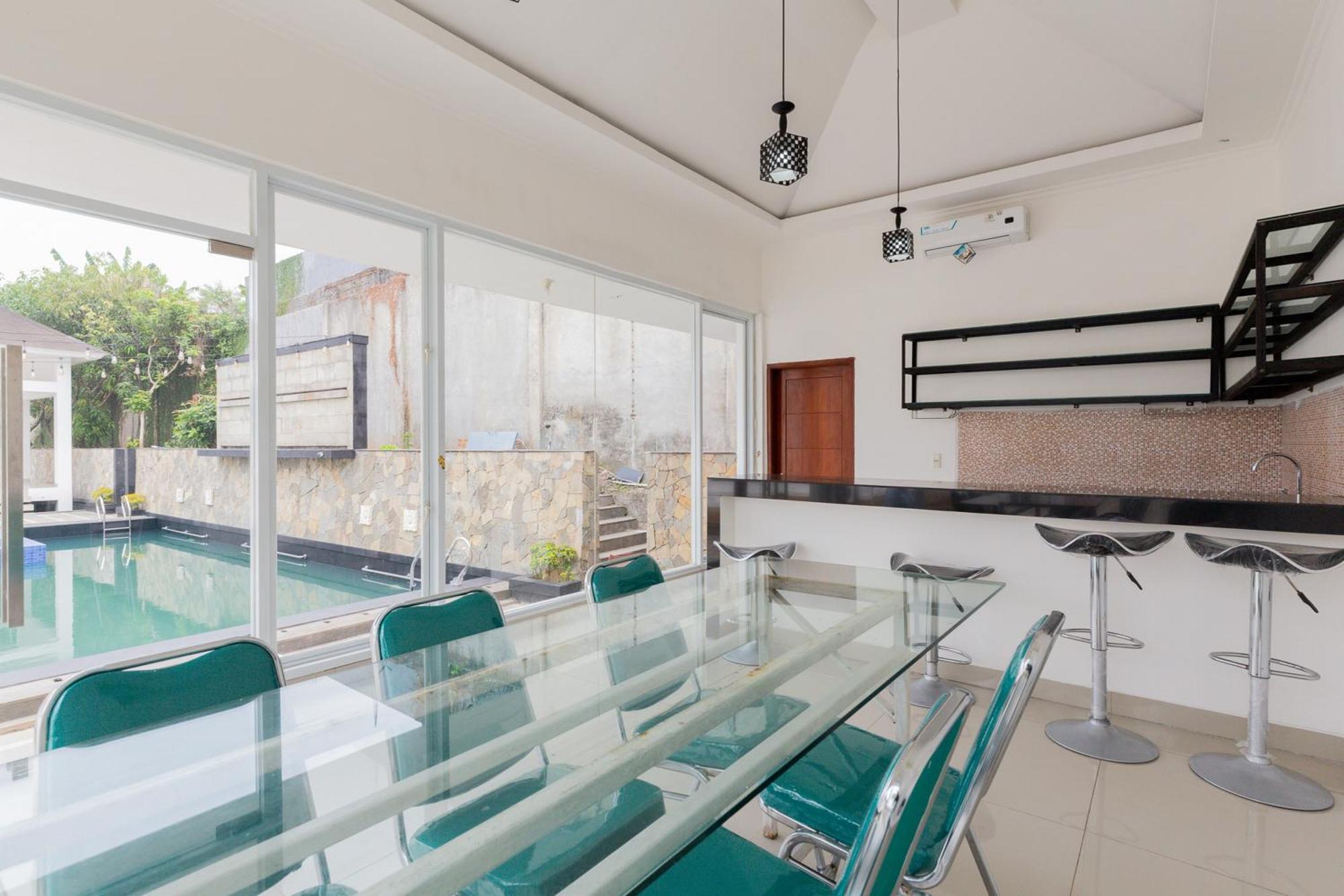 Reddoorz Premium Near Stasiun Lenteng Agung Guest house