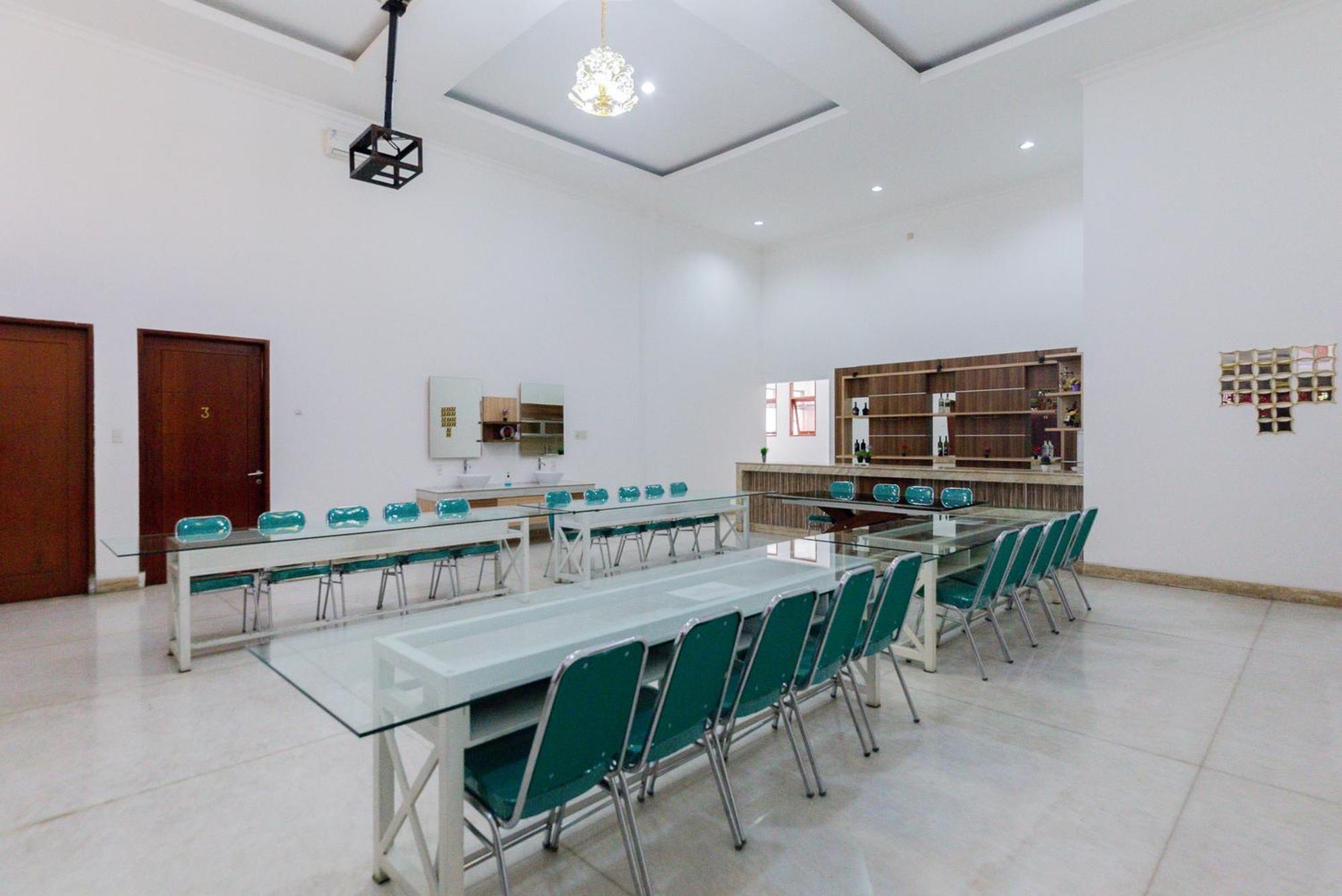 Guest house Reddoorz Premium Near Stasiun Lenteng Agung 2*