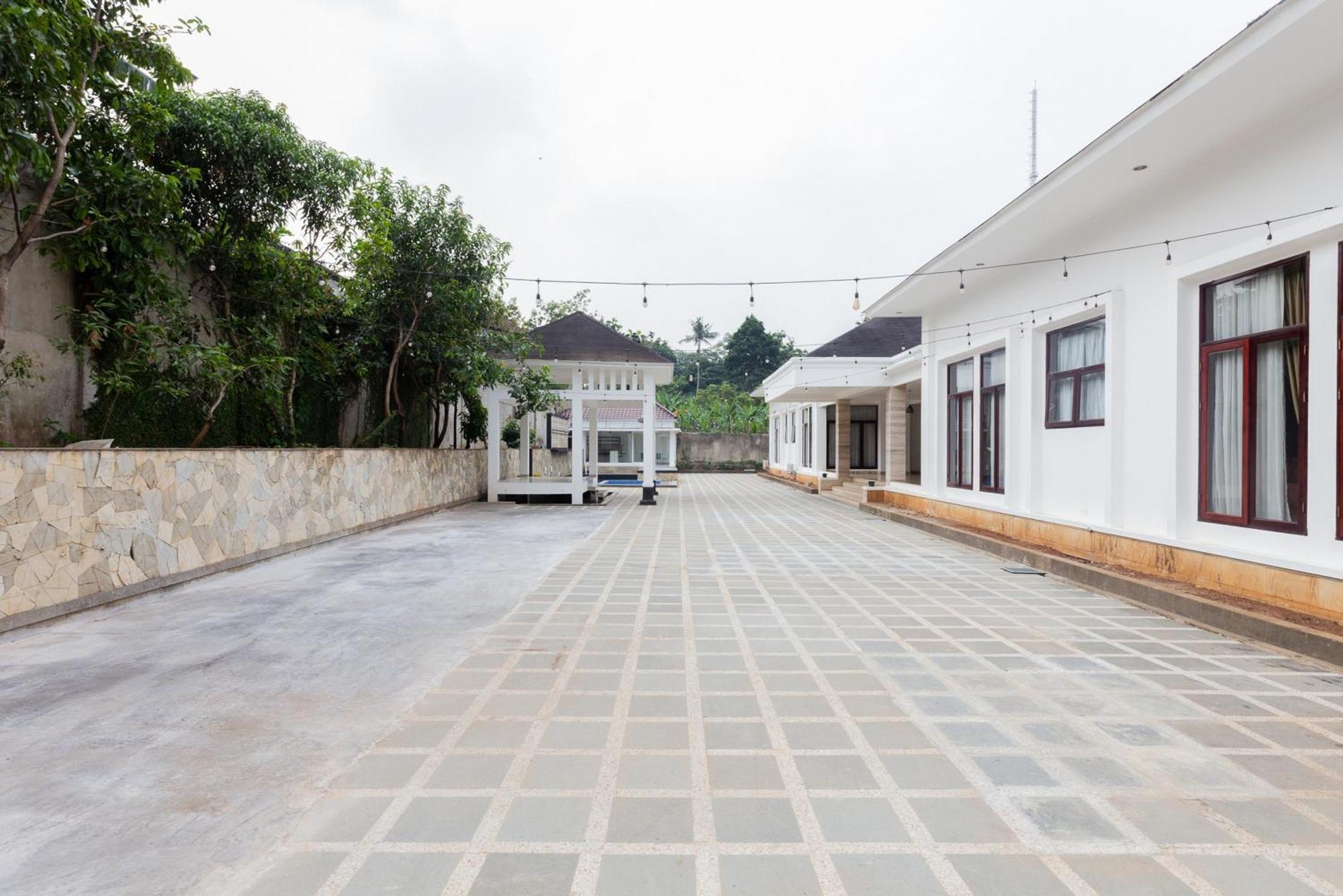 Reddoorz Premium Near Stasiun Lenteng Agung
