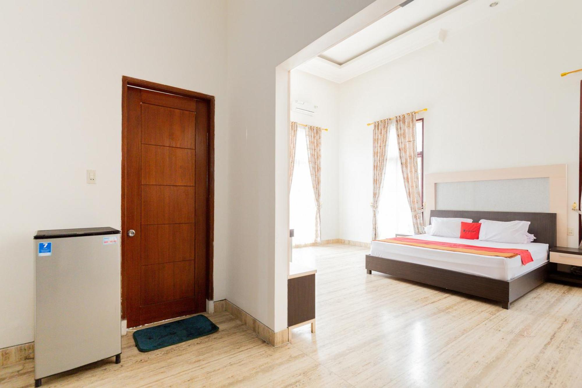 Guest house Reddoorz Premium Near Stasiun Lenteng Agung Jakarta