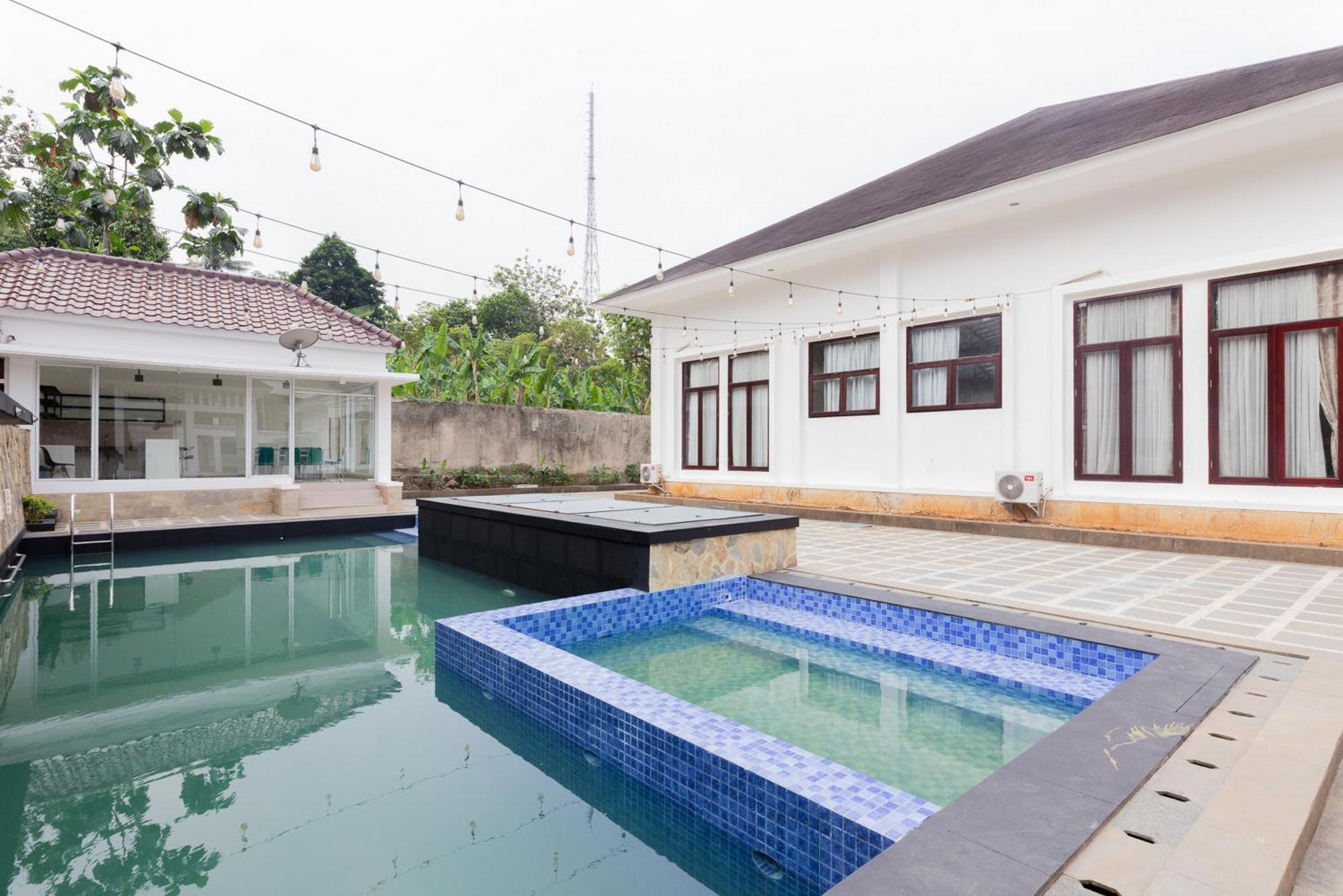 Guest house Reddoorz Premium Near Stasiun Lenteng Agung 2*