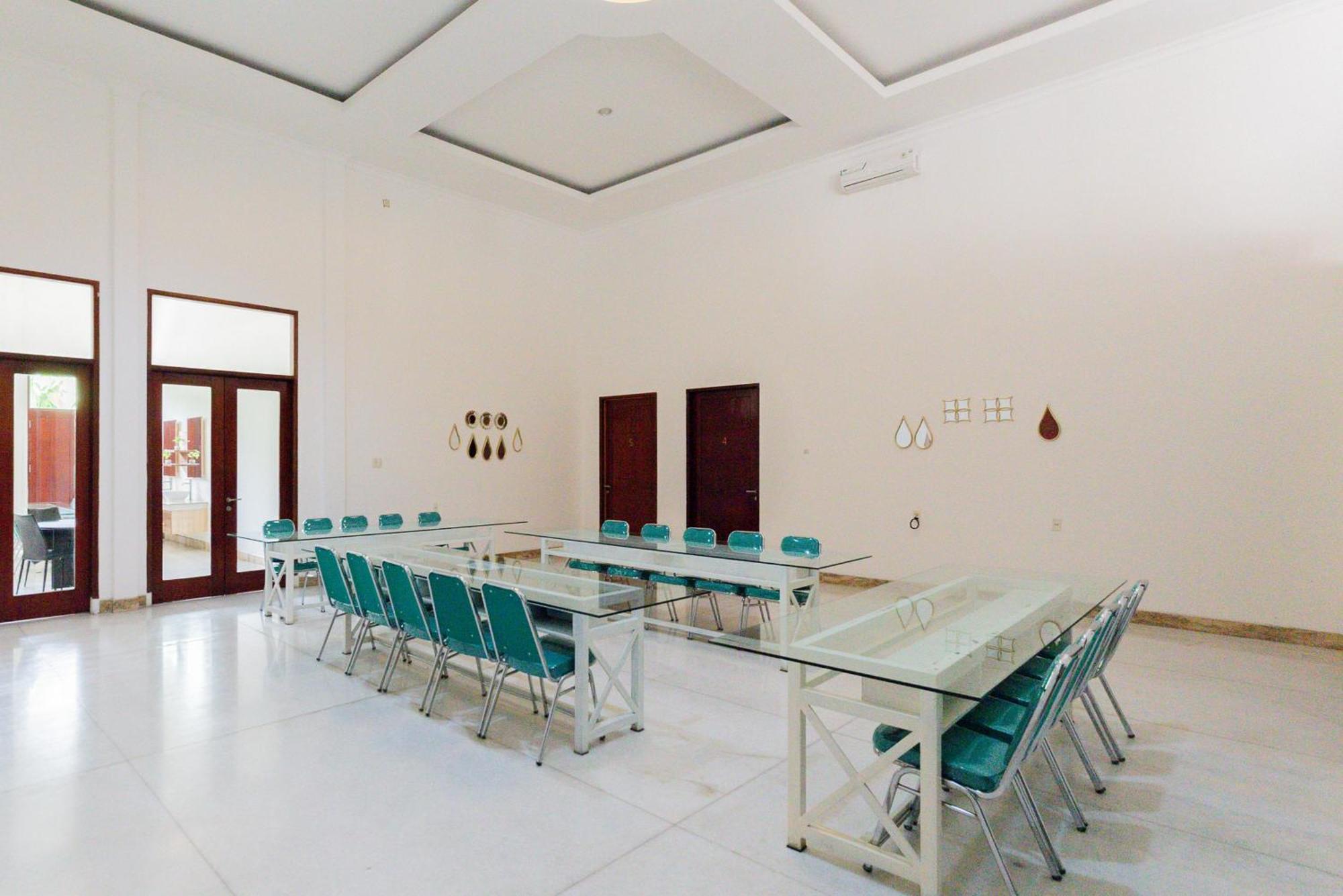 Reddoorz Premium Near Stasiun Lenteng Agung Guest house Jakarta
