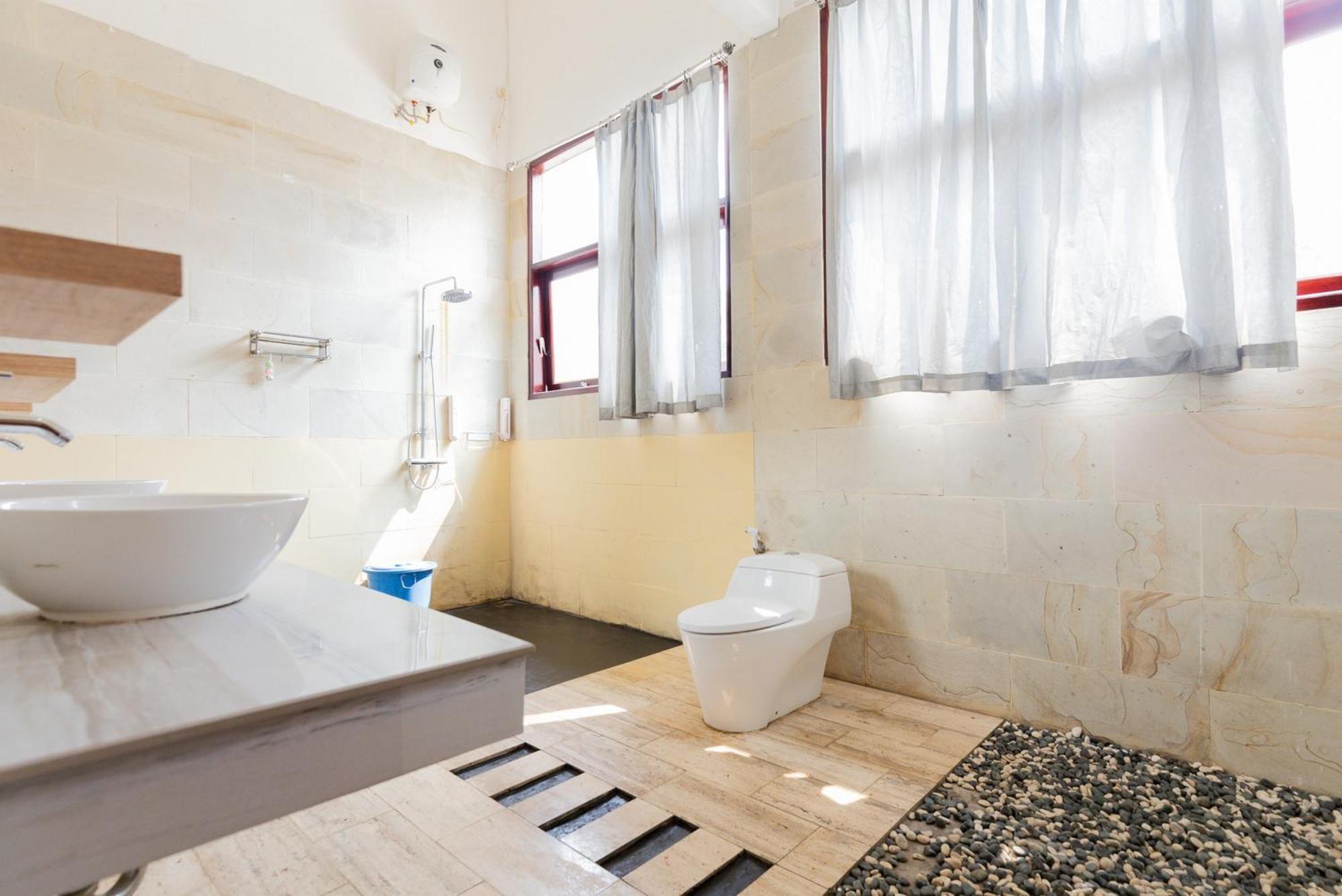 Reddoorz Premium Near Stasiun Lenteng Agung 2*