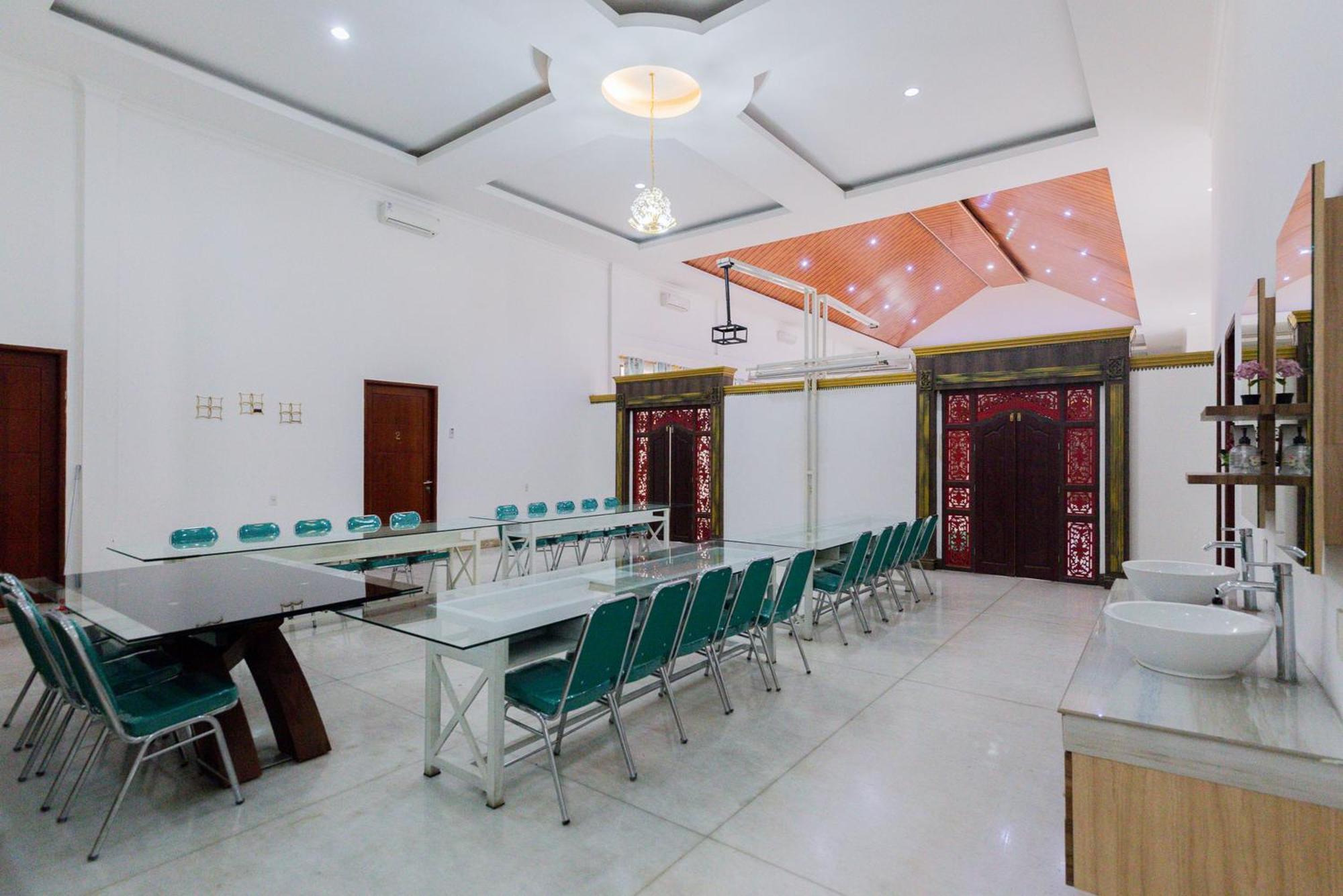 Reddoorz Premium Near Stasiun Lenteng Agung