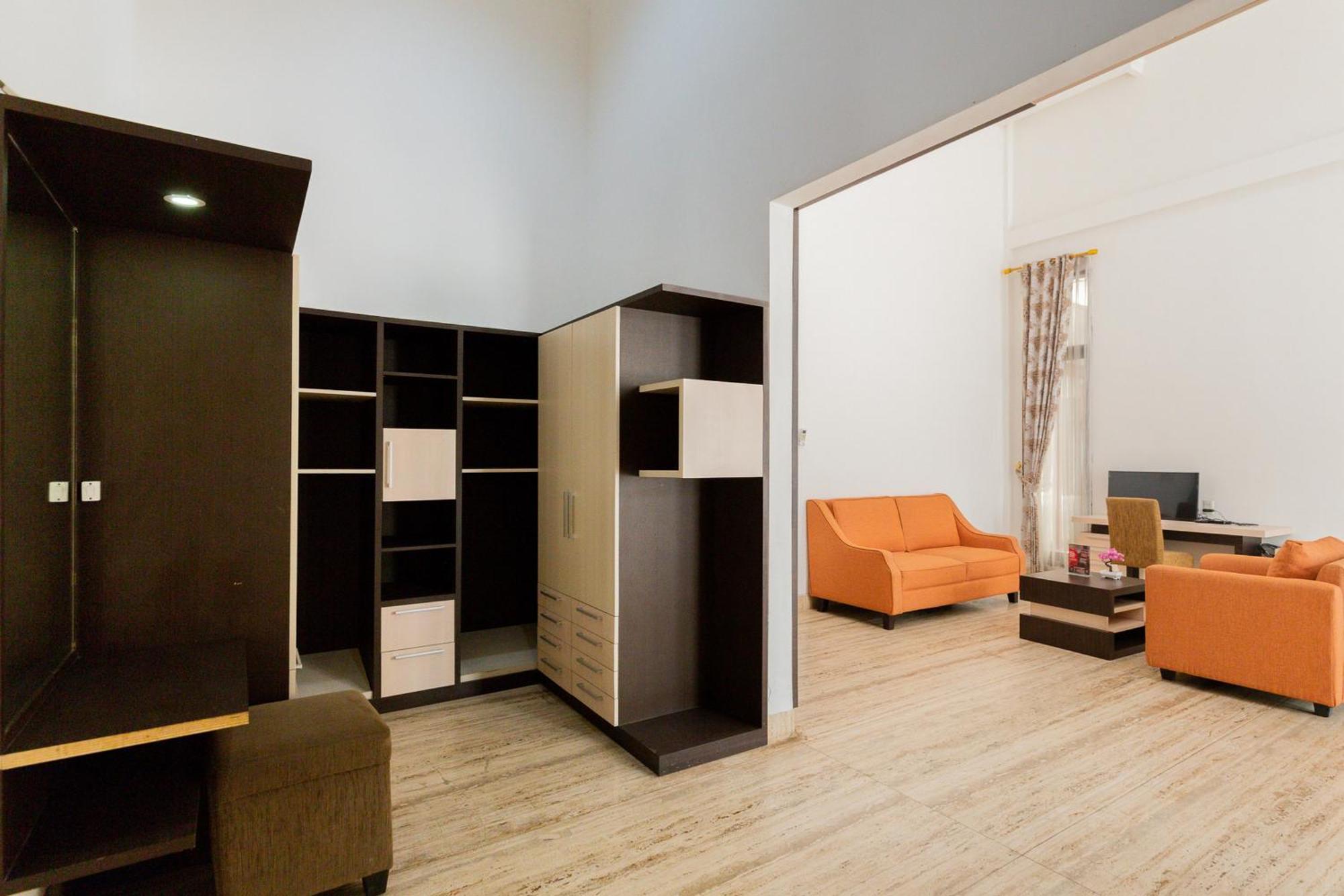 Reddoorz Premium Near Stasiun Lenteng Agung 2*