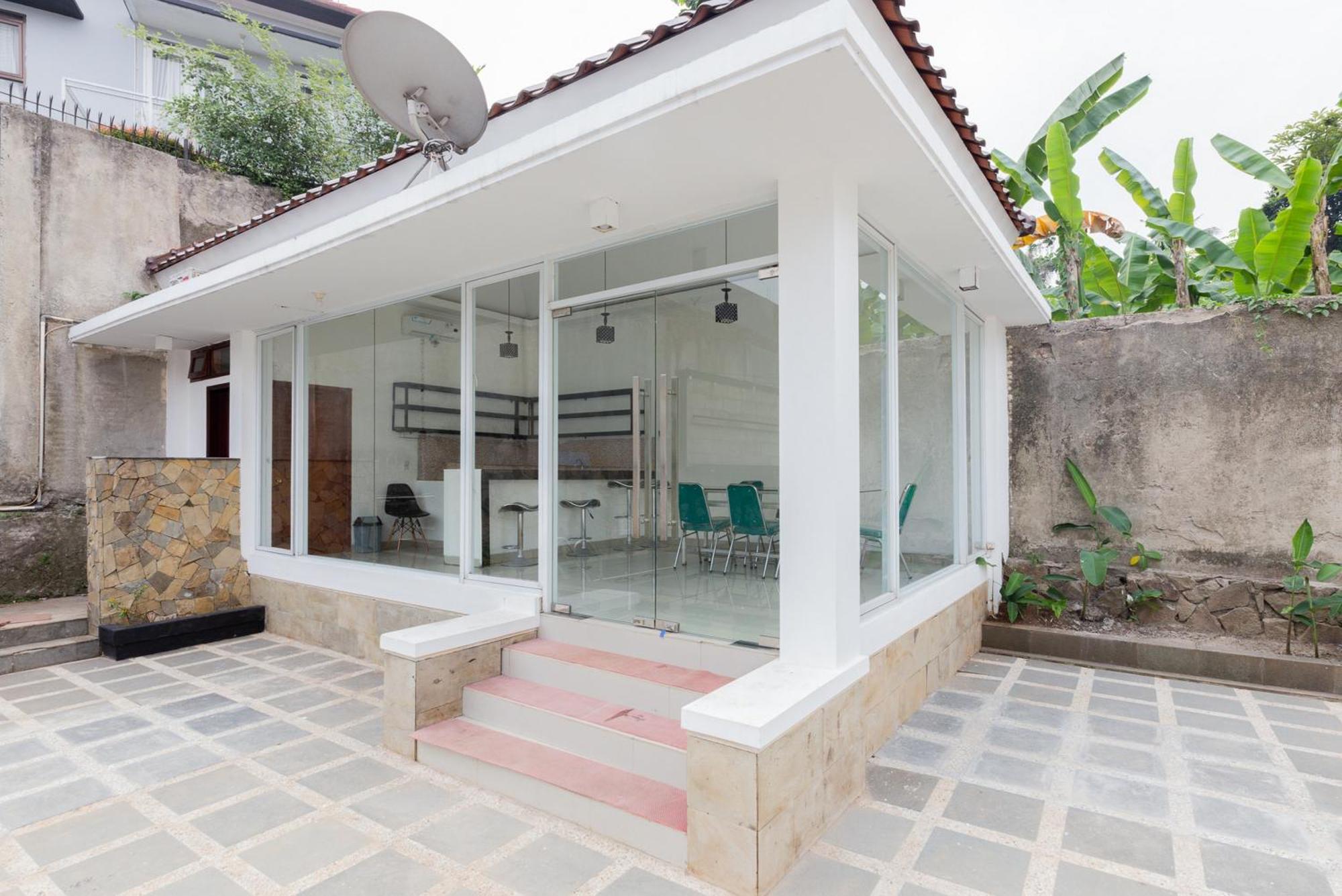 Reddoorz Premium Near Stasiun Lenteng Agung
