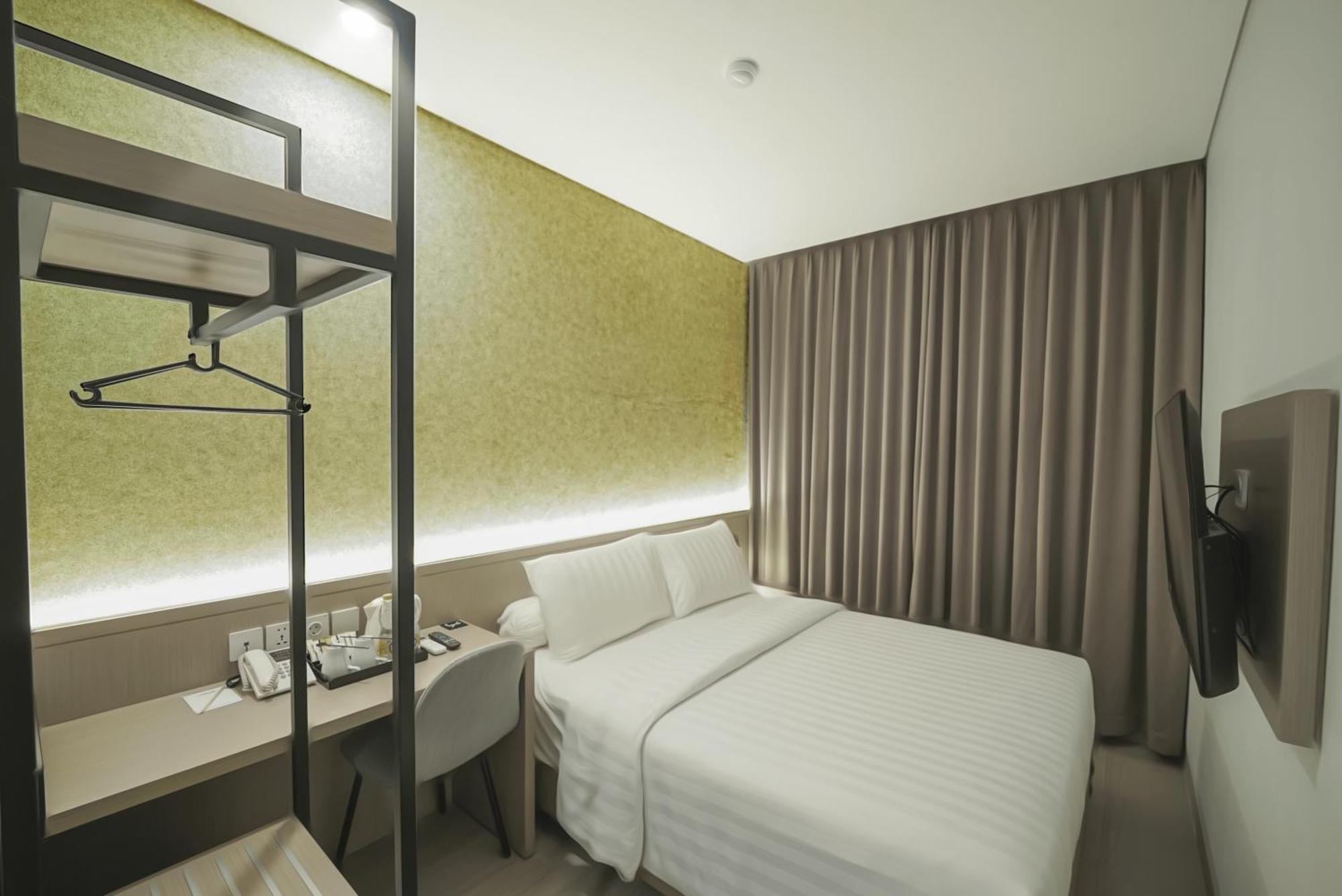 Hotel Front One Boutique Taman Anggrek 3*