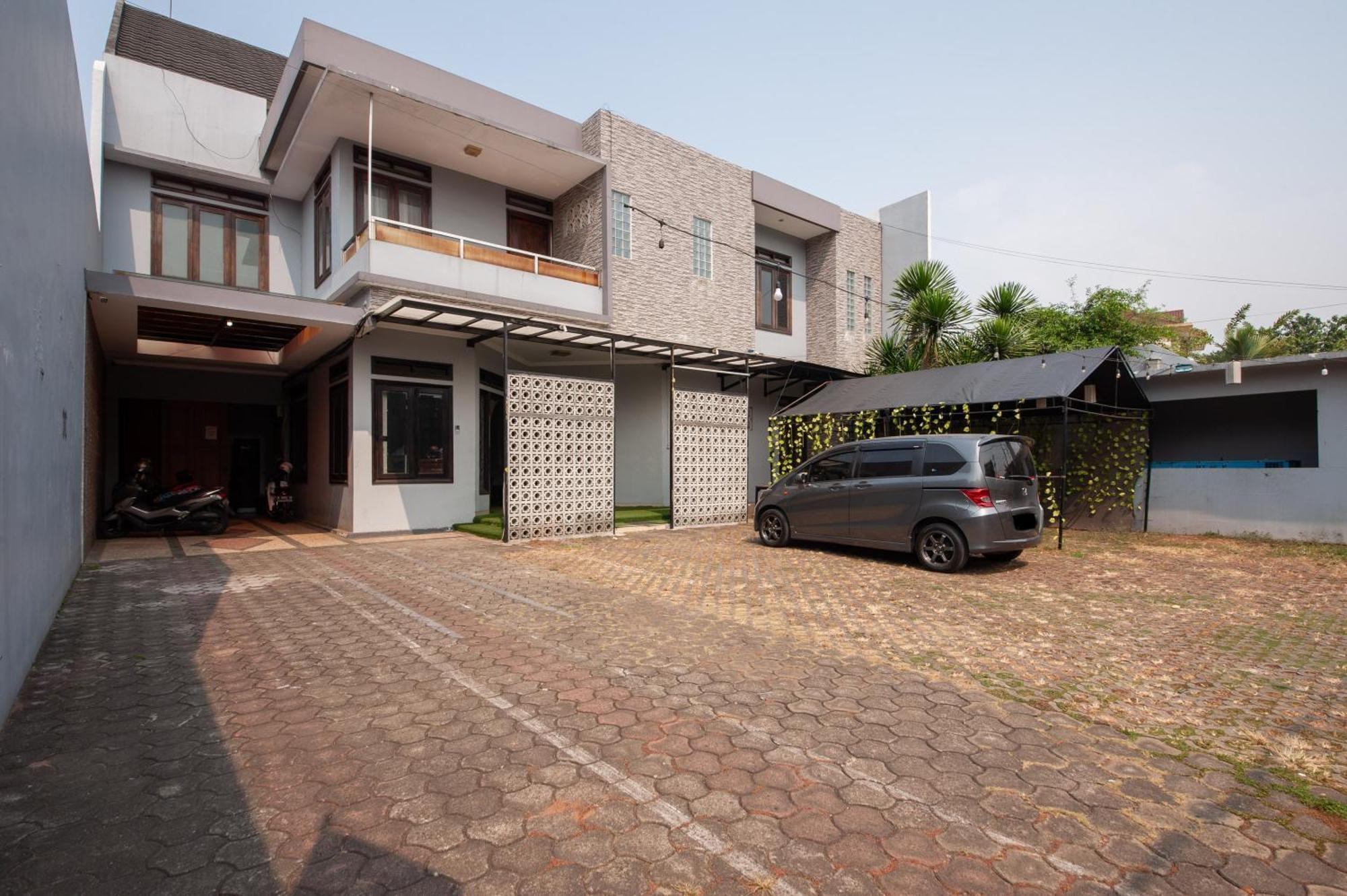 Hotel Reddoorz Near Kelapa Dua Kebon Jeruk 3*
