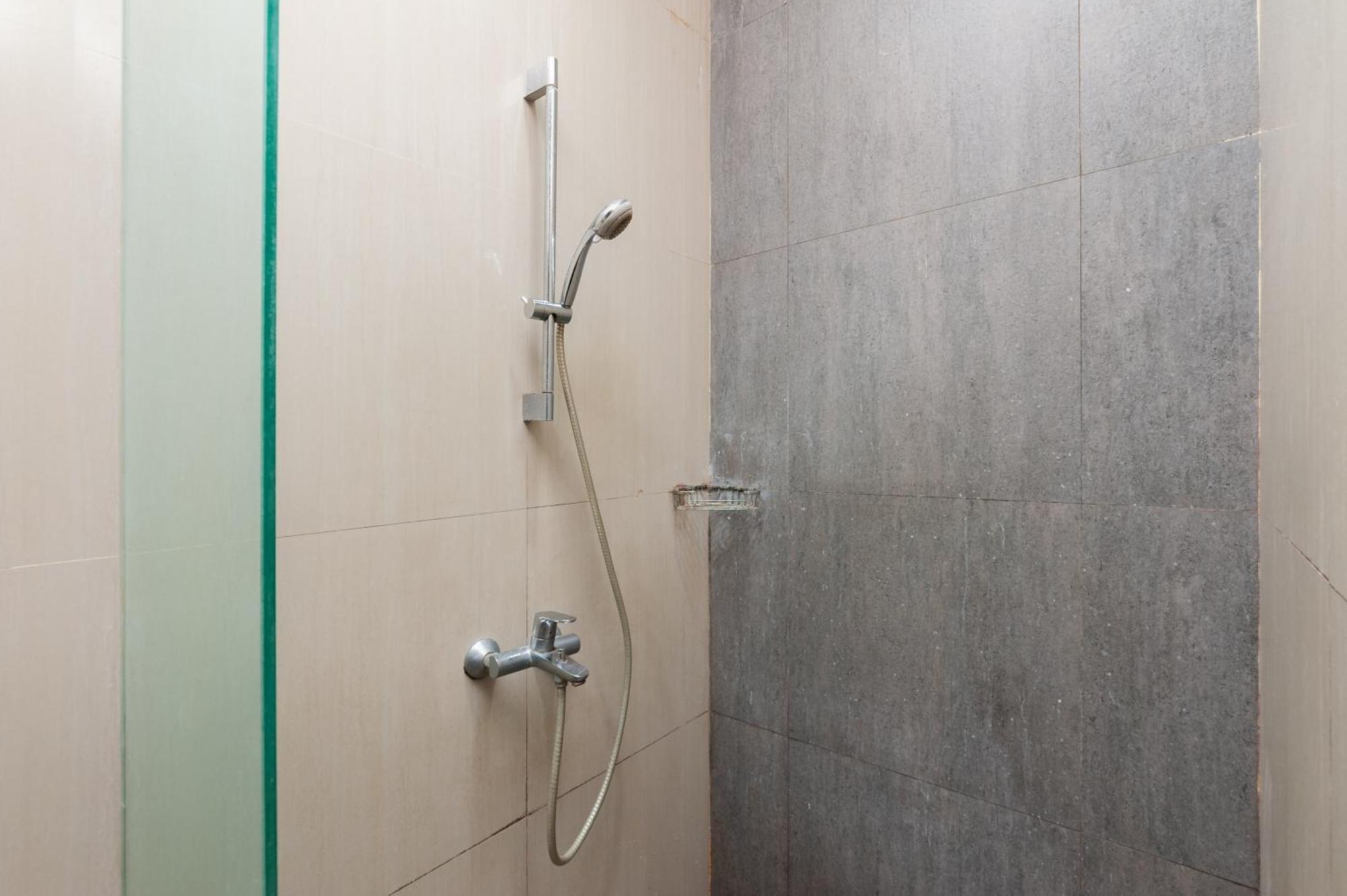 Hotel Reddoorz Near Kelapa Dua Kebon Jeruk Jakarta