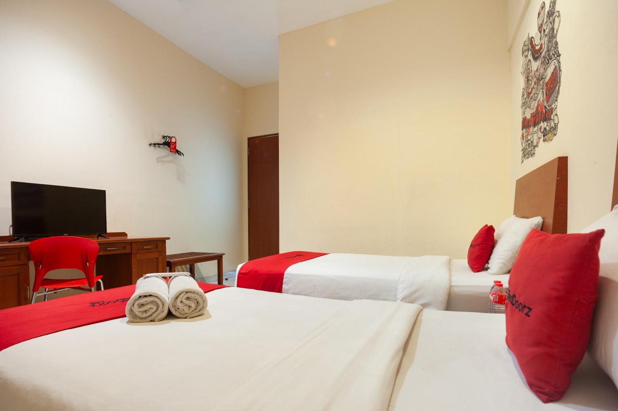 Reddoorz Near Plaza Blok M Hotel 3*