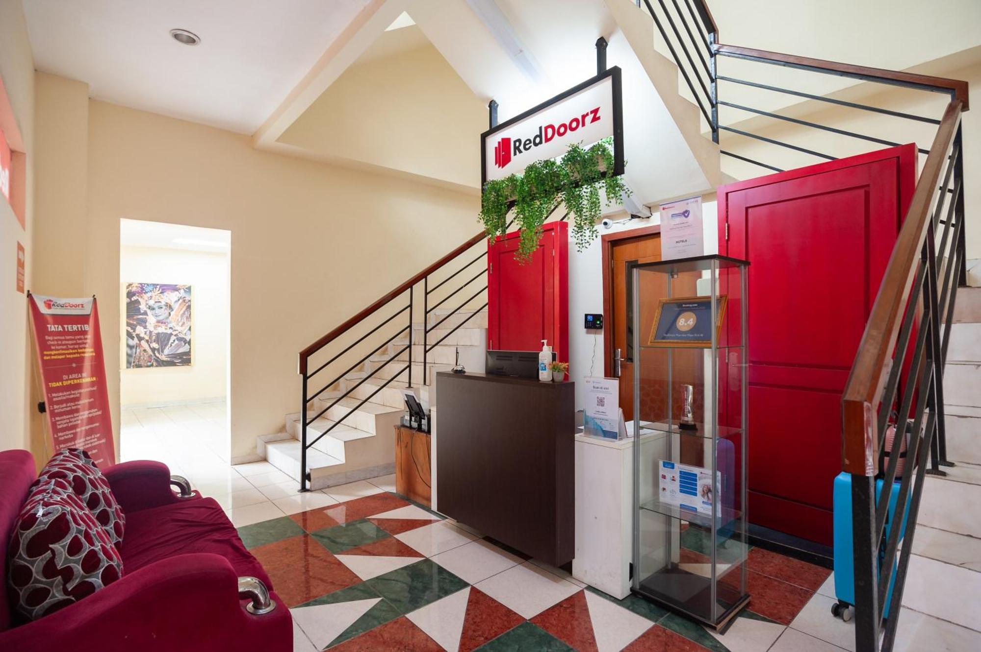 Hotel Reddoorz Near Plaza Blok M 3*