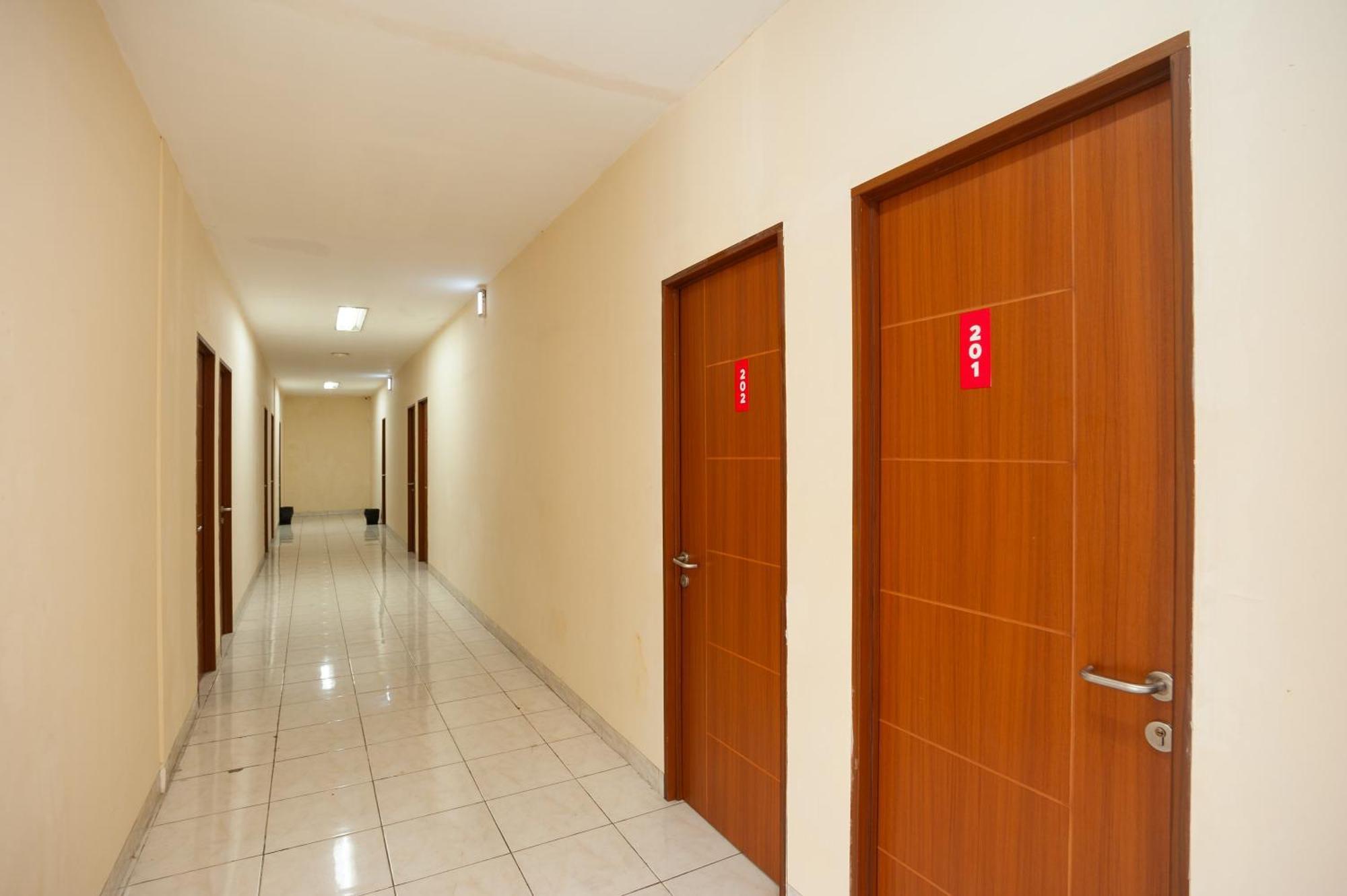 Reddoorz Near Plaza Blok M 3*