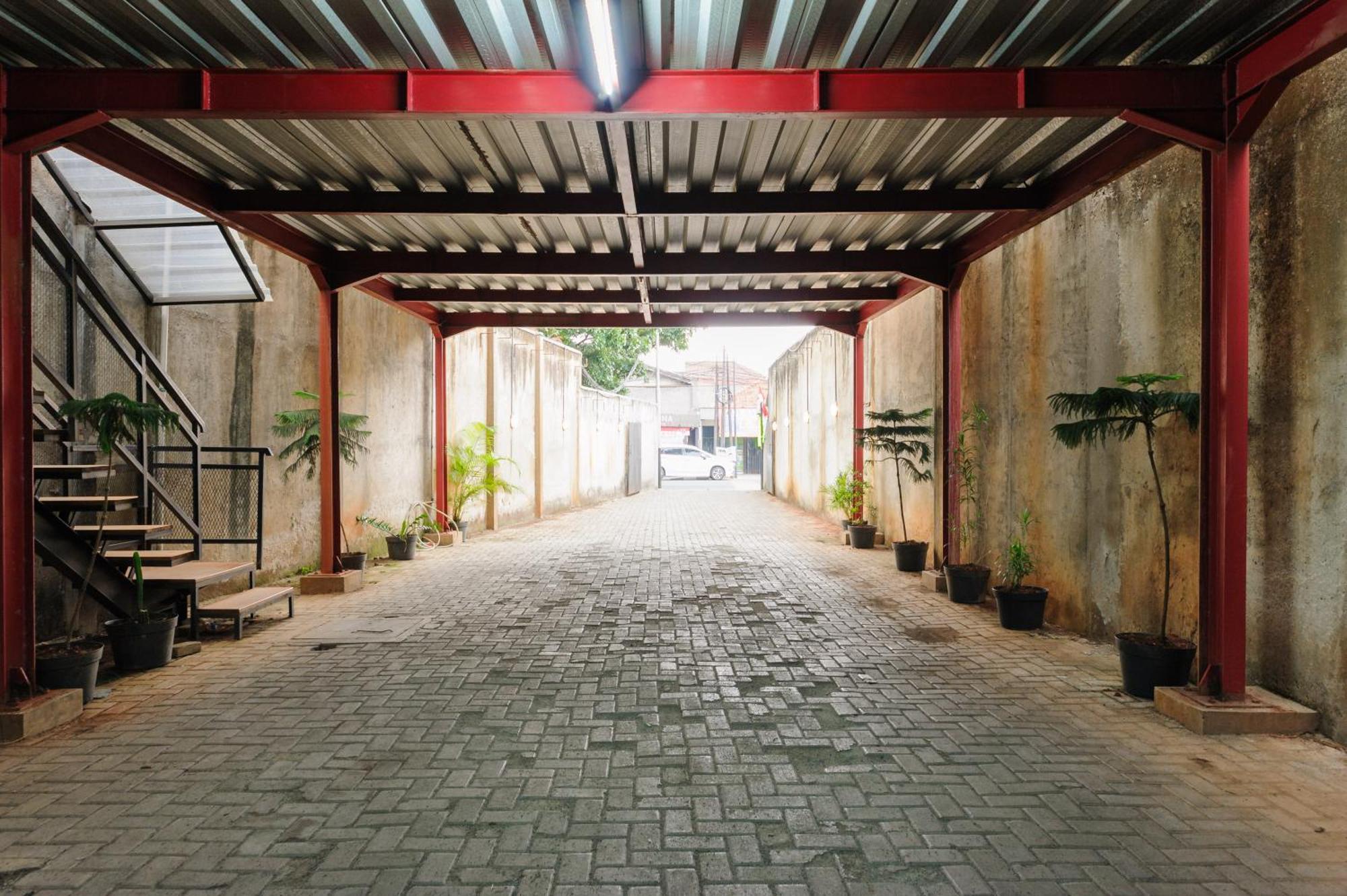 Urbanview Caverna Gandaria By Reddoorz Guest house