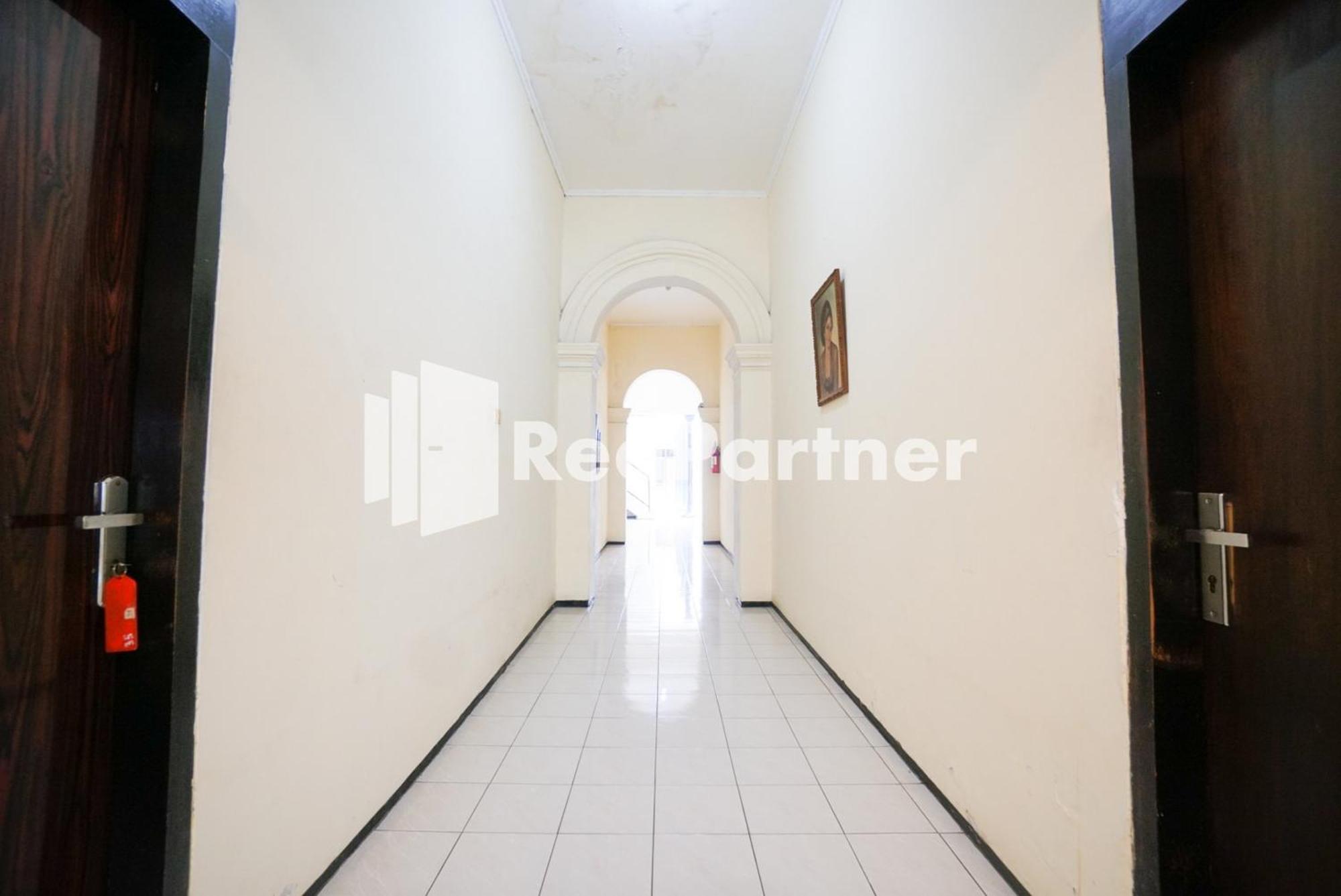 Borobudur Kemayoran Syariah Mitra Reddoorz 2*