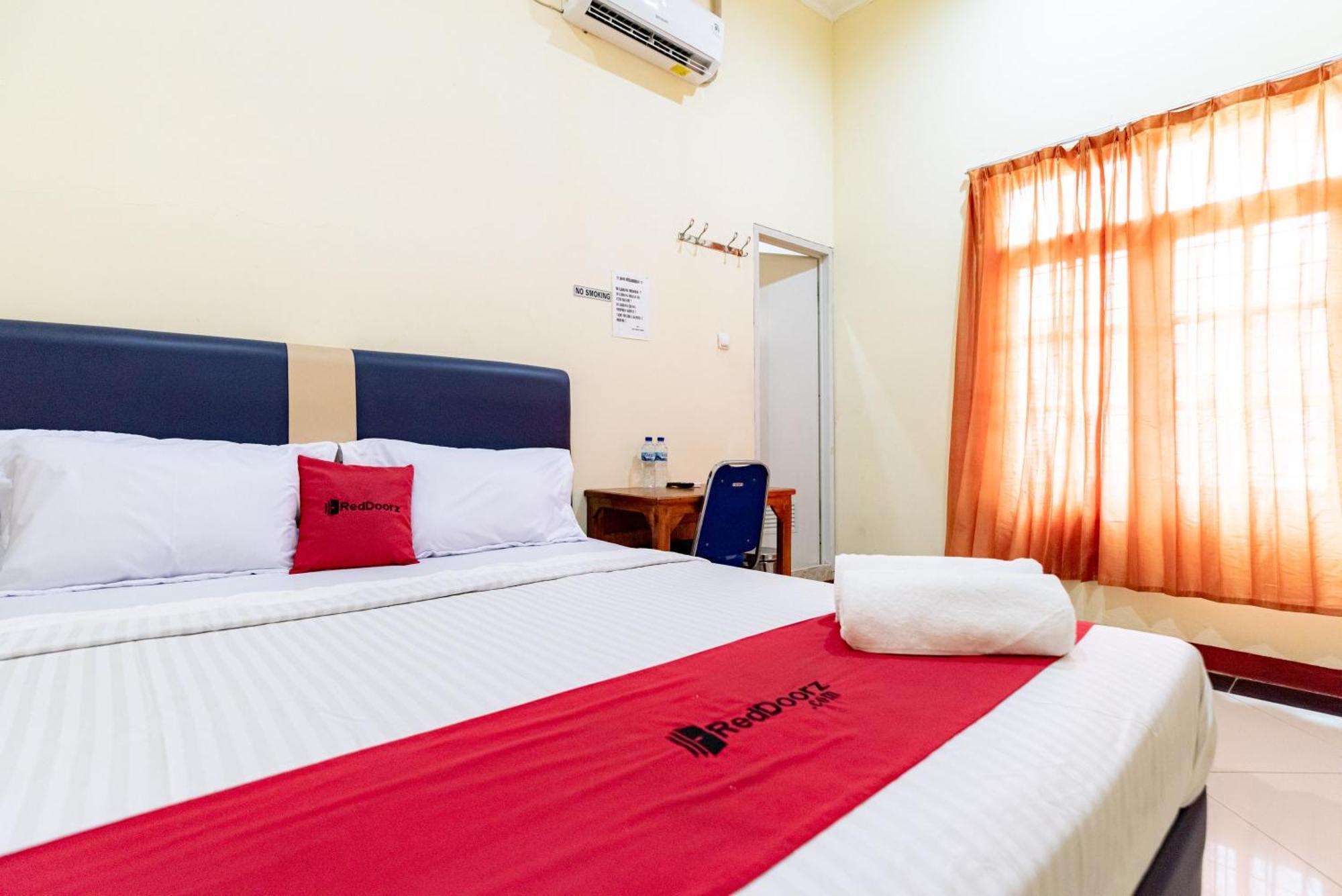 Hotel Reddoorz Near Kelapa Gading 2*
