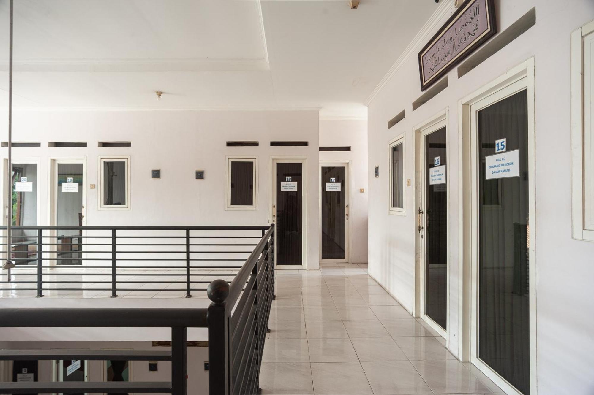 Reddoorz Syariah Near Pgc Cililitan 2* Jakarta