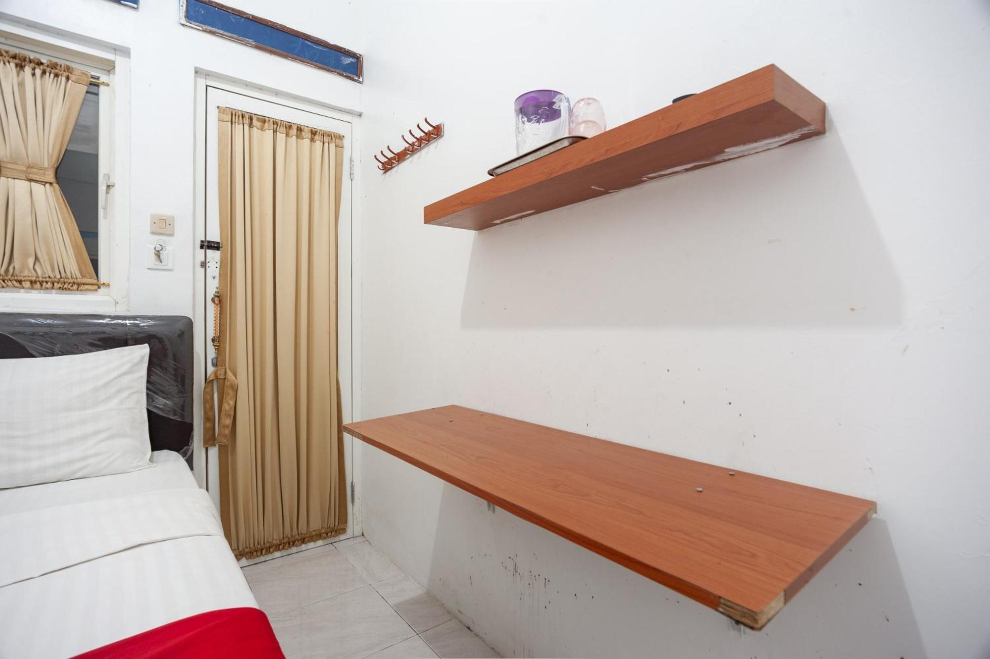 Reddoorz Syariah Near Pgc Cililitan 2* Jakarta