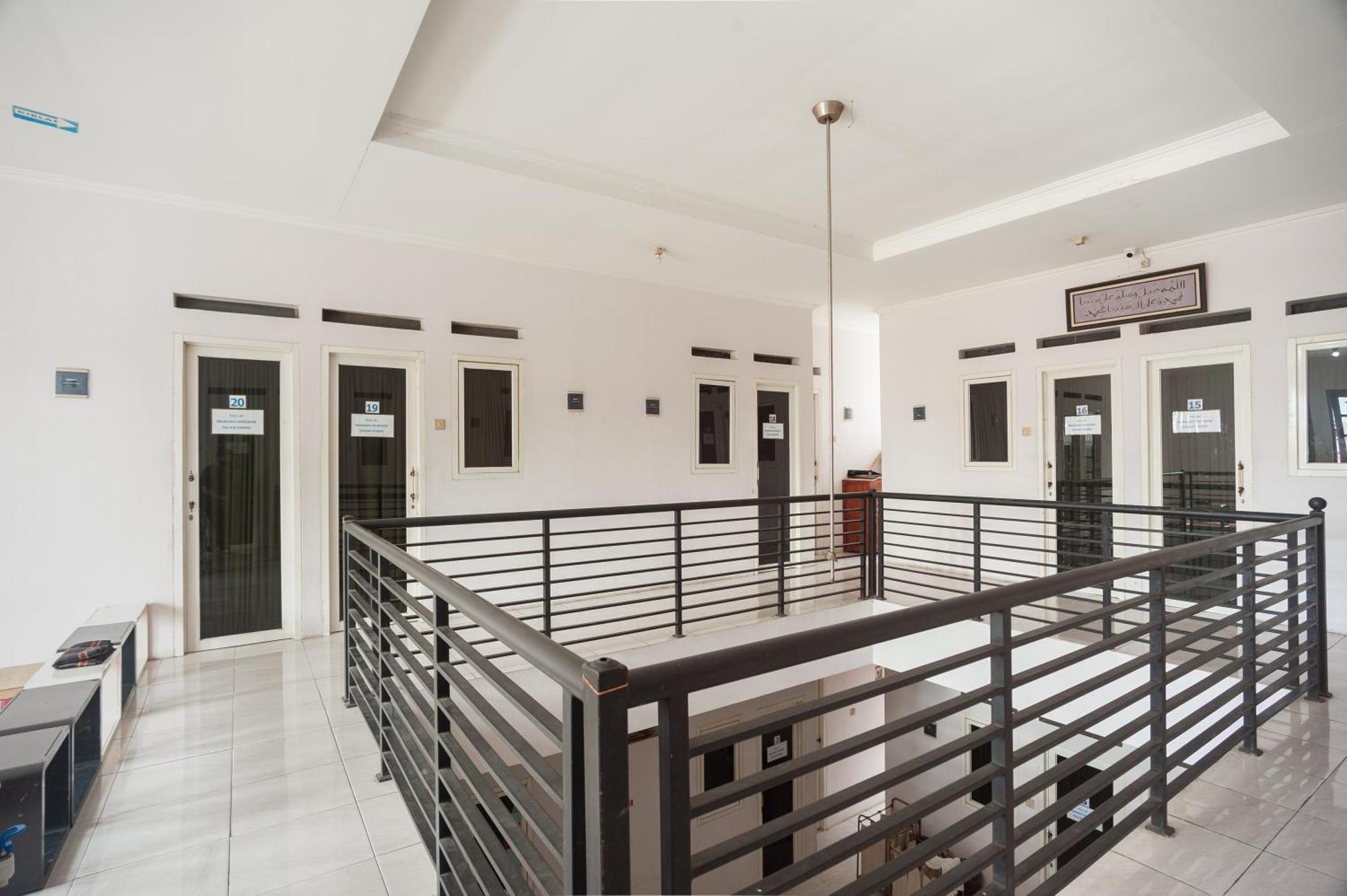 Hotel Reddoorz Syariah Near Pgc Cililitan