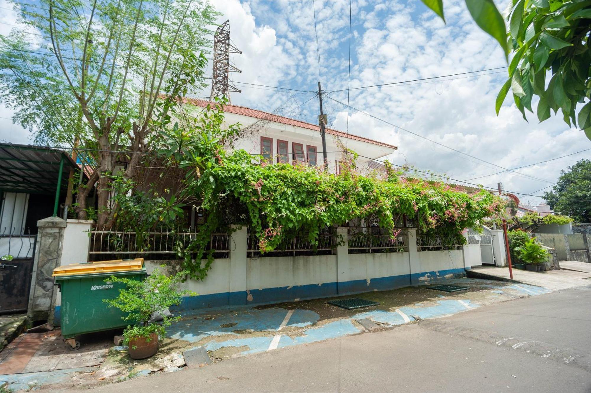 Hotel Reddoorz Syariah Near Pgc Cililitan 2*