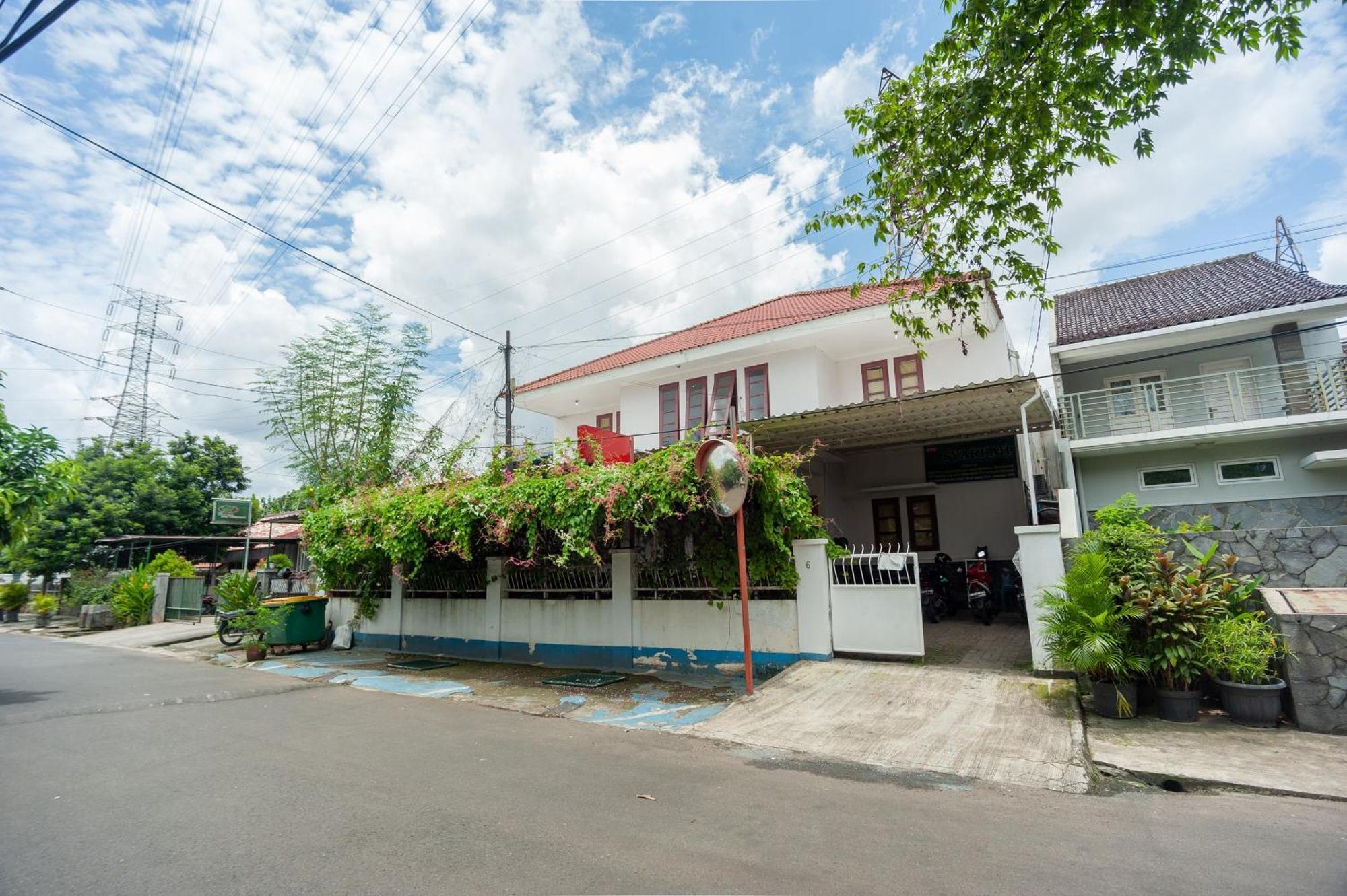 Reddoorz Syariah Near Pgc Cililitan 2* Jakarta