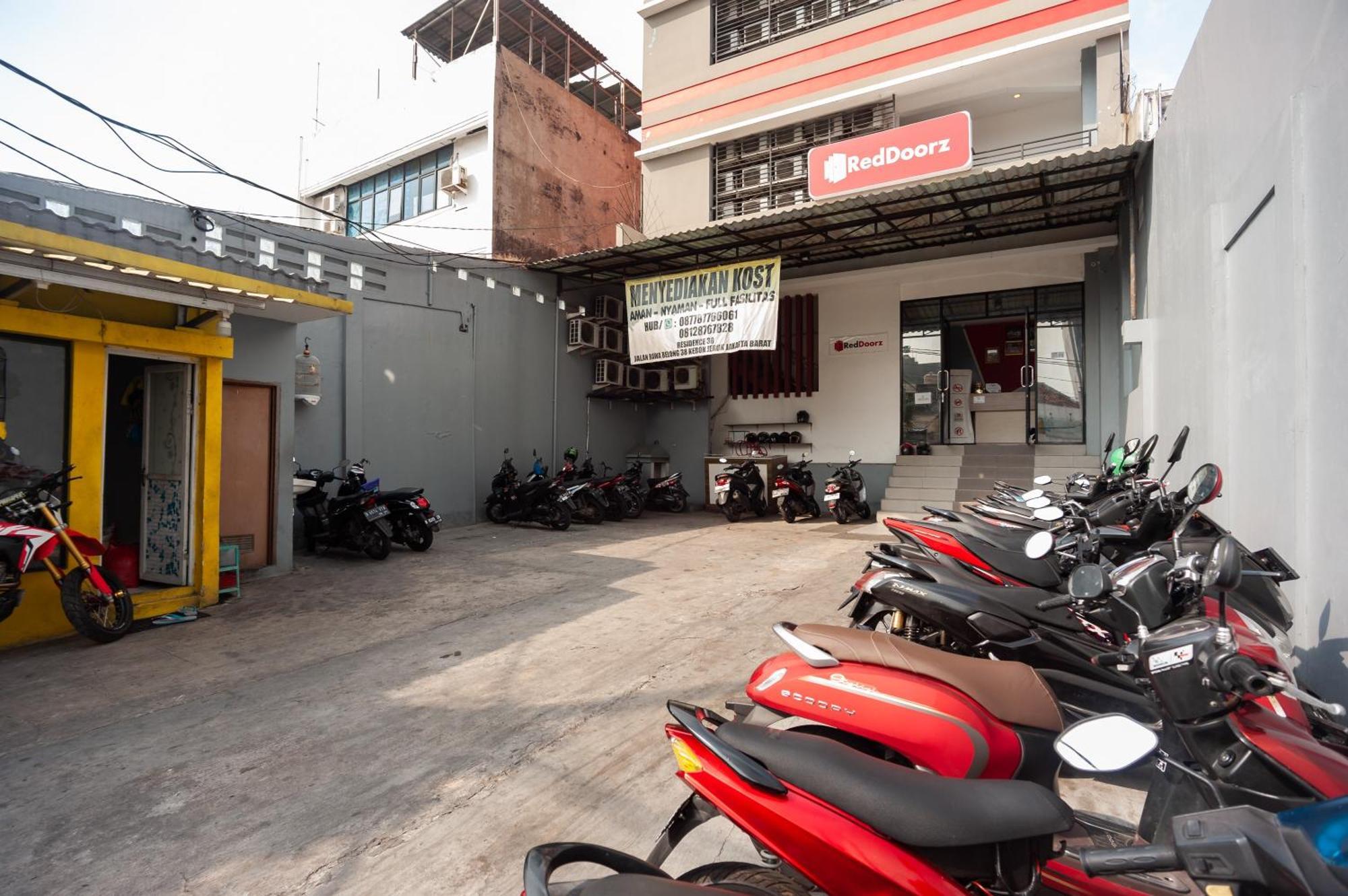 Reddoorz Near Binus Anggrek 2 Gasthof Jakarta