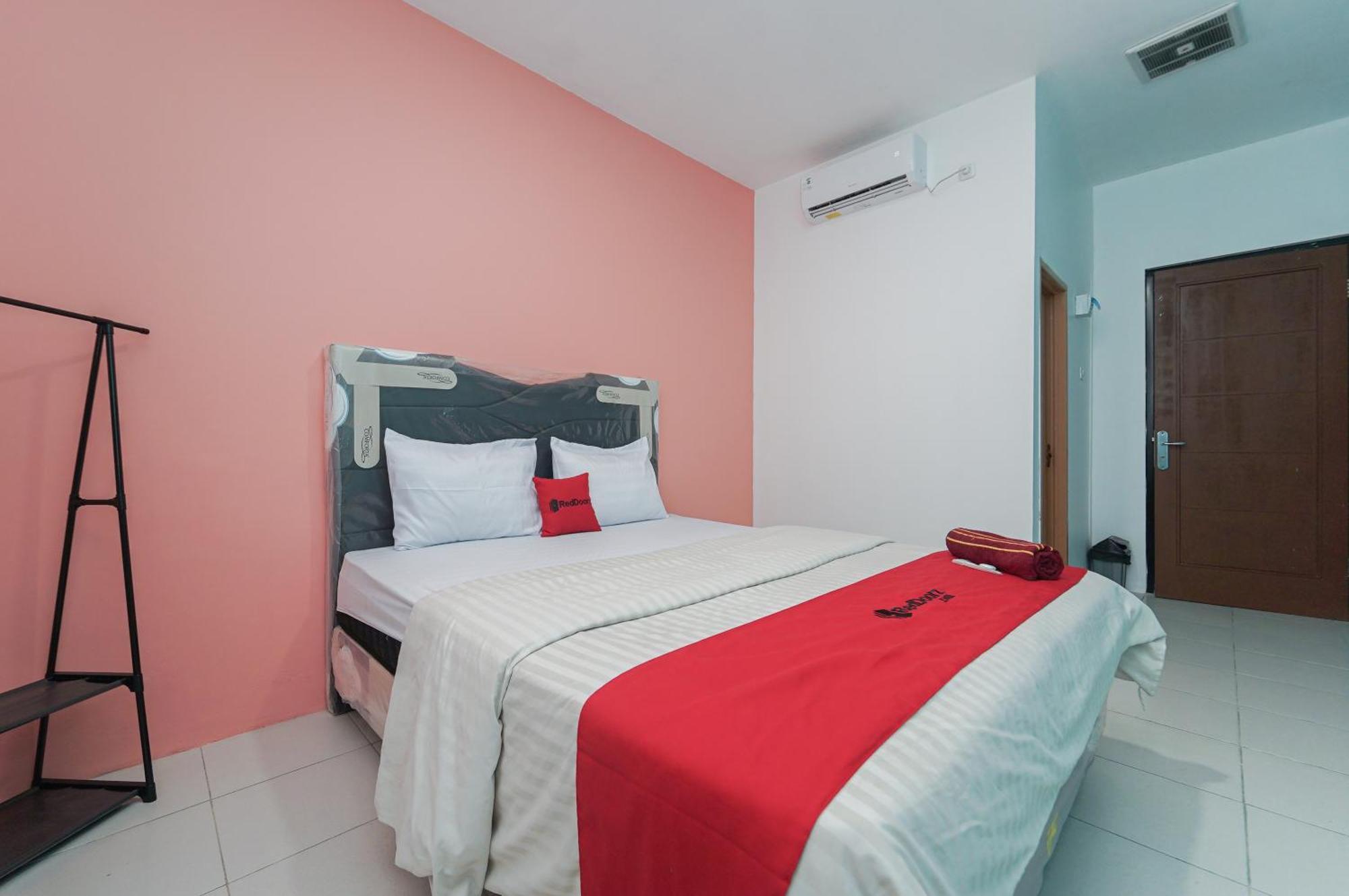 Hotel Reddoorz Near Universitas Yarsi Jakarta