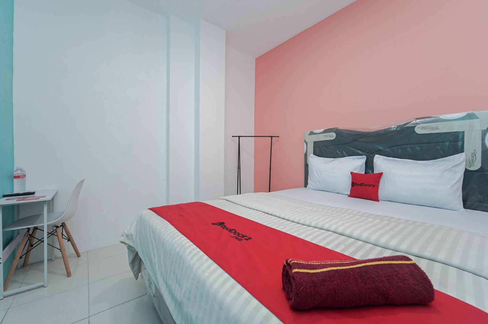 Hotel Reddoorz Near Universitas Yarsi 2*