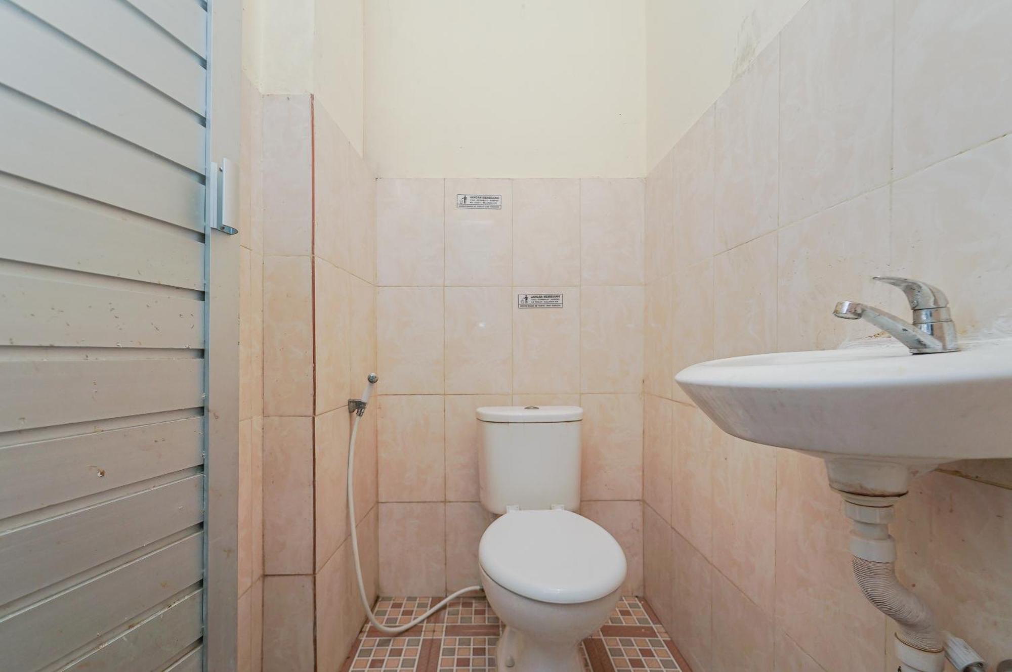 Hotel Reddoorz Near Universitas Yarsi