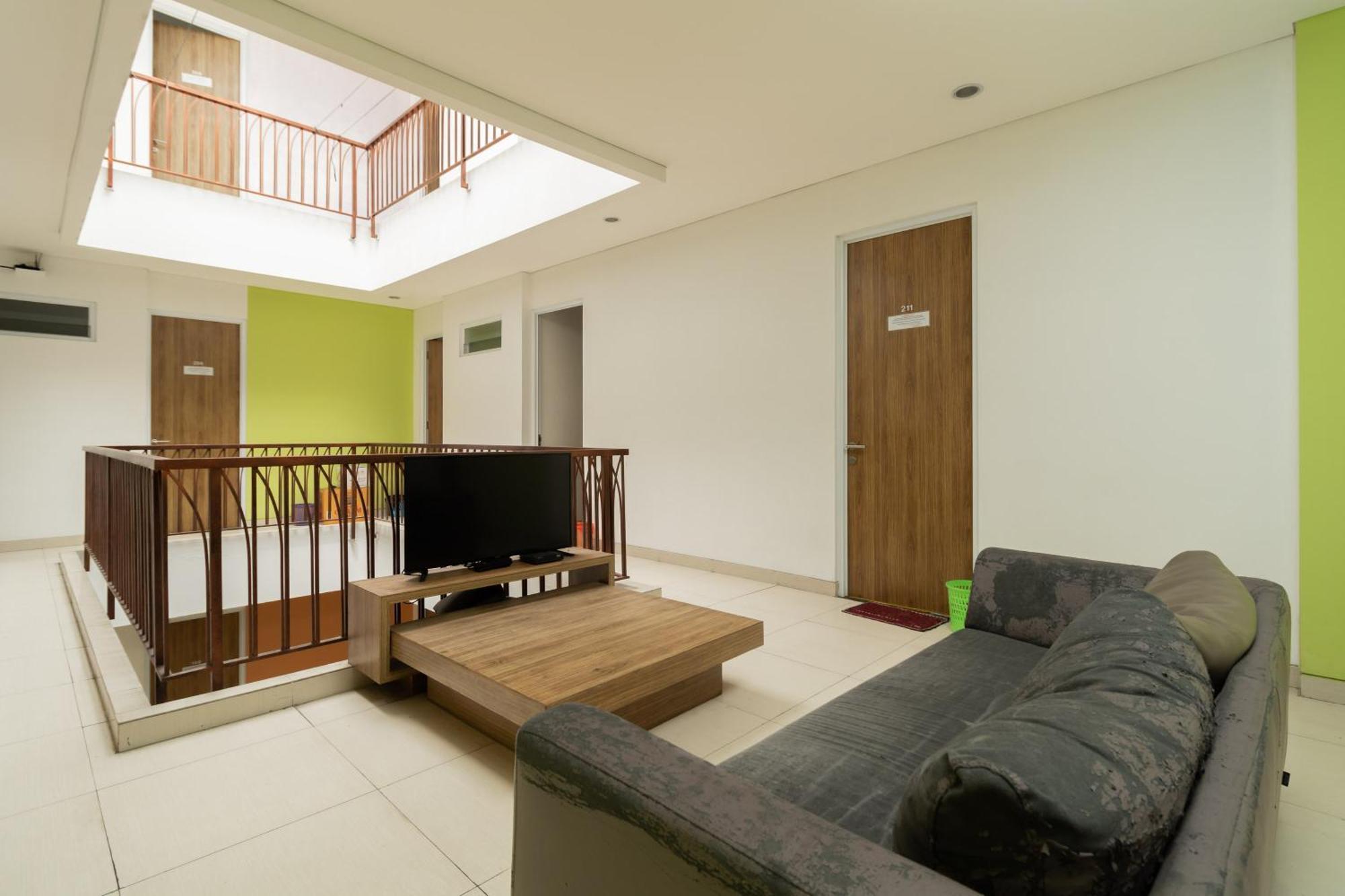 Reddoorz Syariah Near Prasetya Mulya Cilandak Campus 2*