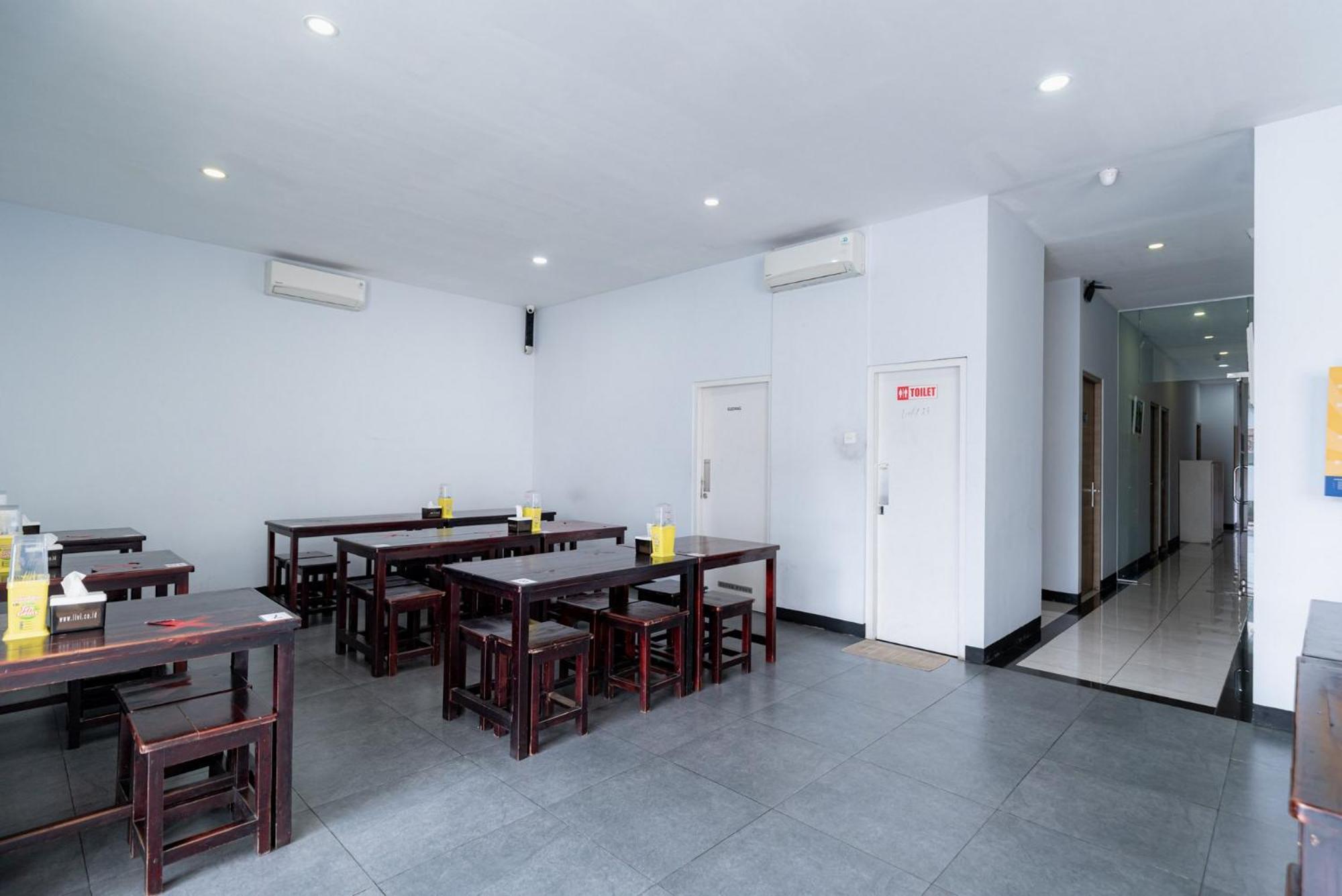Hotel Reddoorz Near Puri Indah Lippo Mall 2
