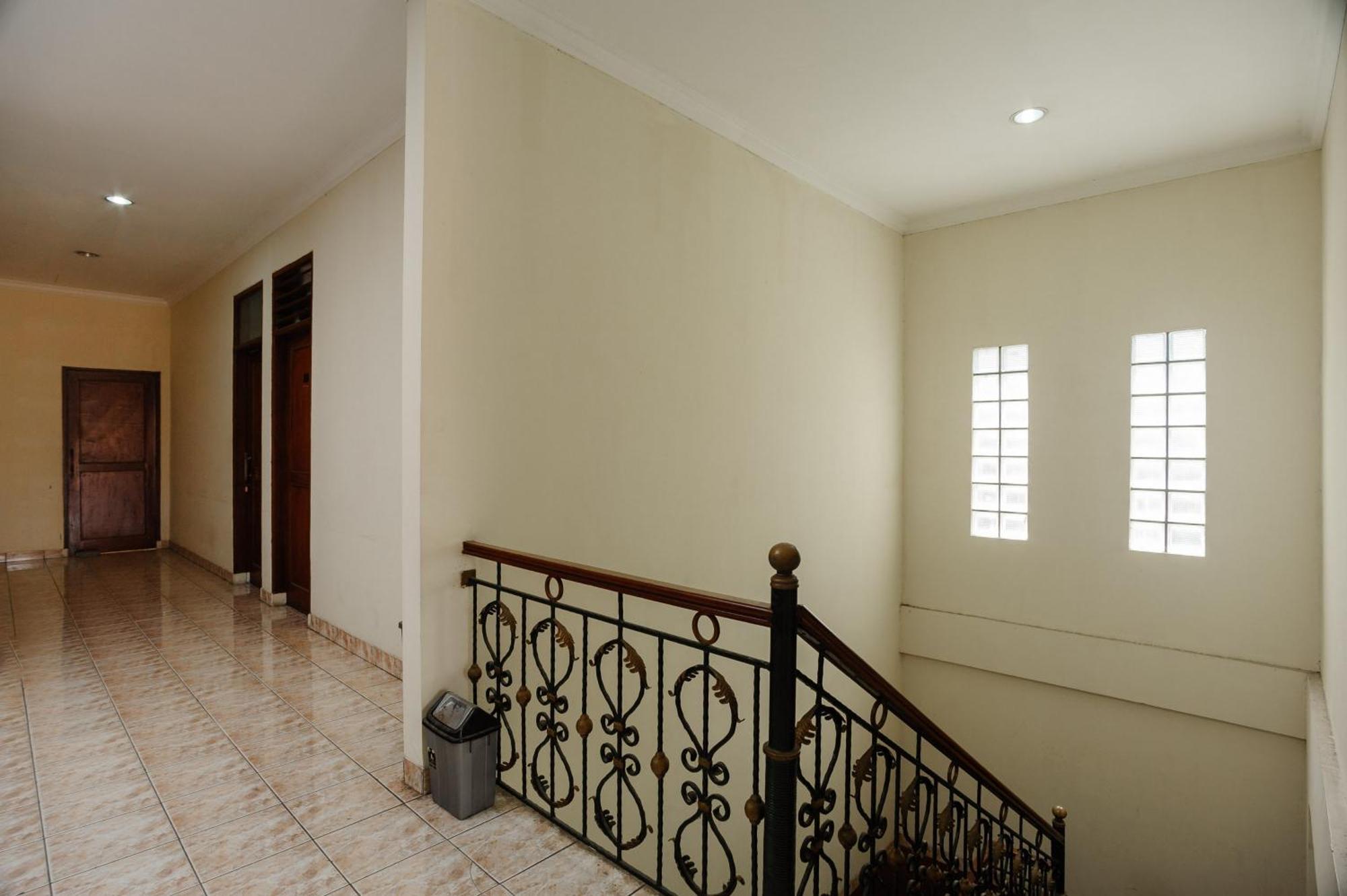 Hotel Reddoorz Syariah Near Aeon Mall Tanjung Barat 2*