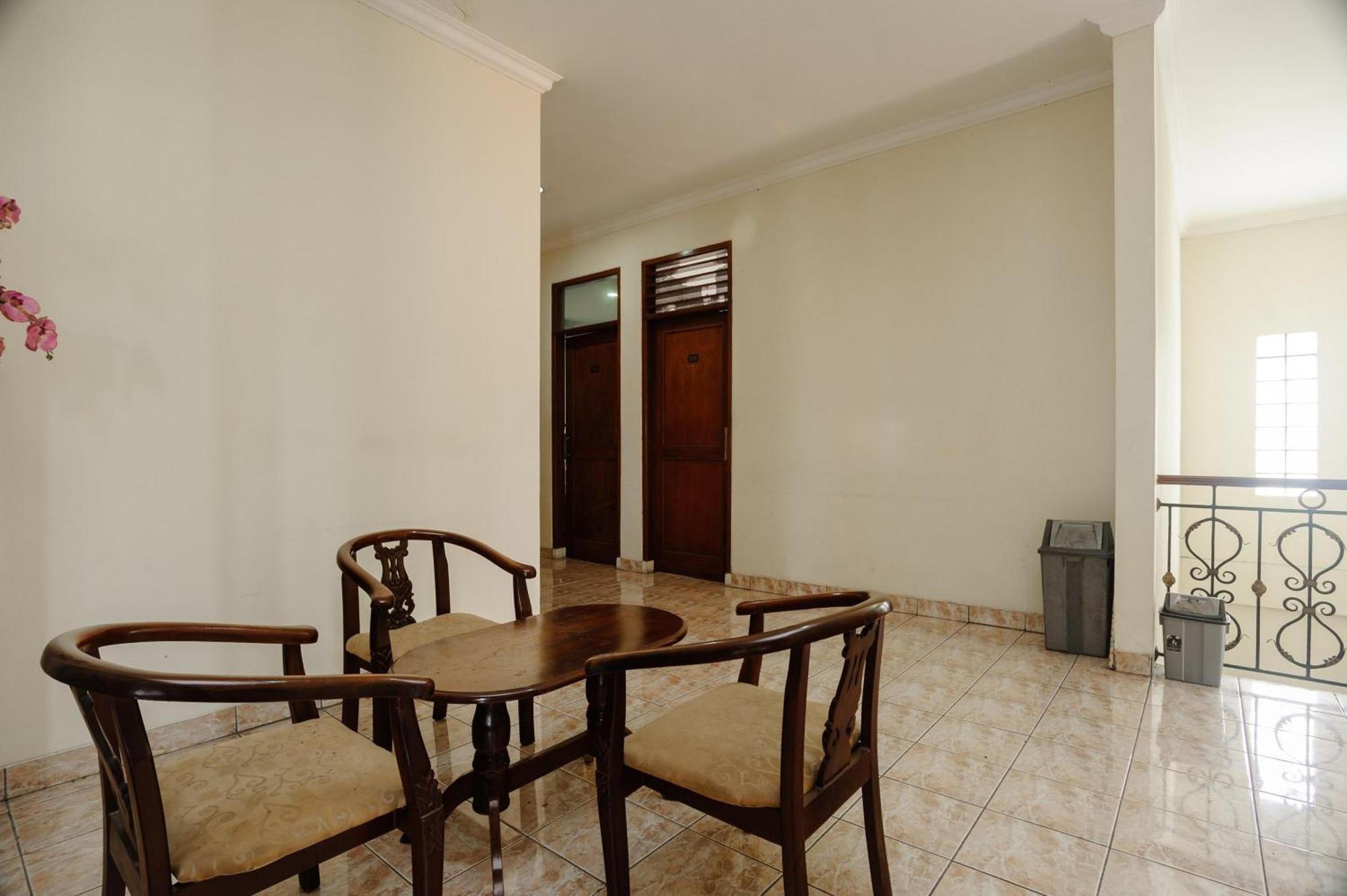 Reddoorz Syariah Near Aeon Mall Tanjung Barat 2*