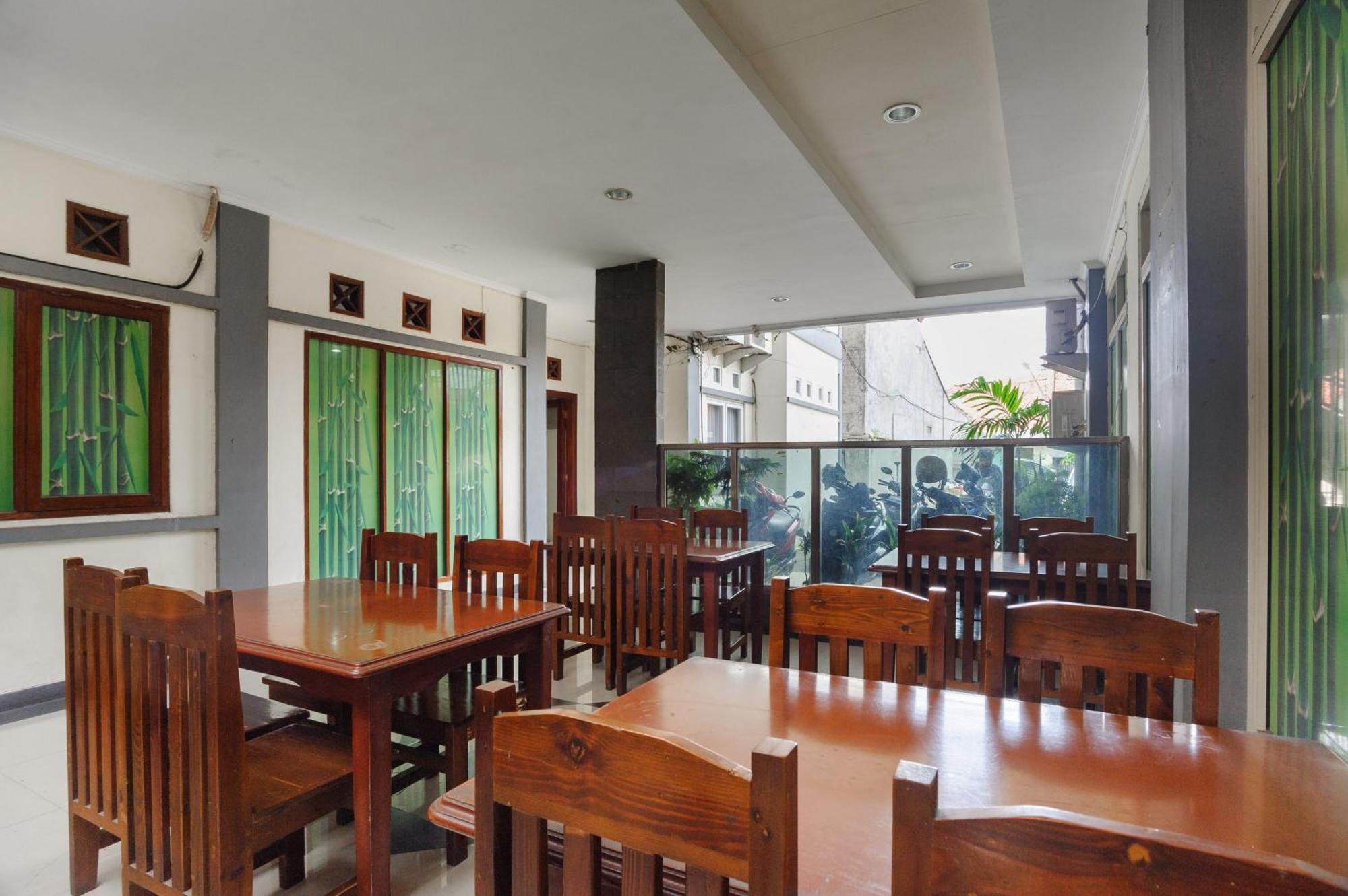Hotel Reddoorz Syariah Near Aeon Mall Tanjung Barat 2*