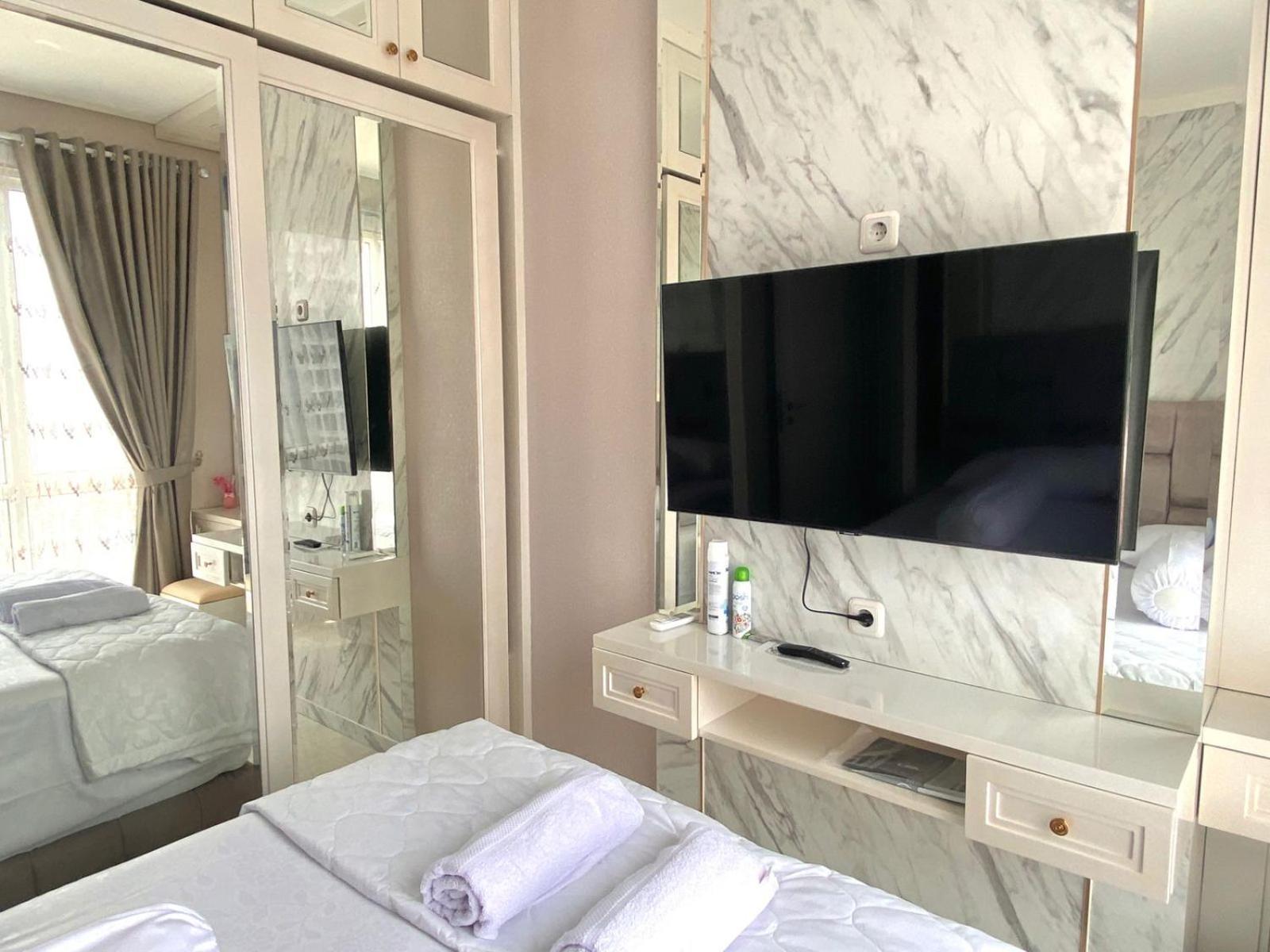 2 Bedroom Grand Madison Near Park Apartment