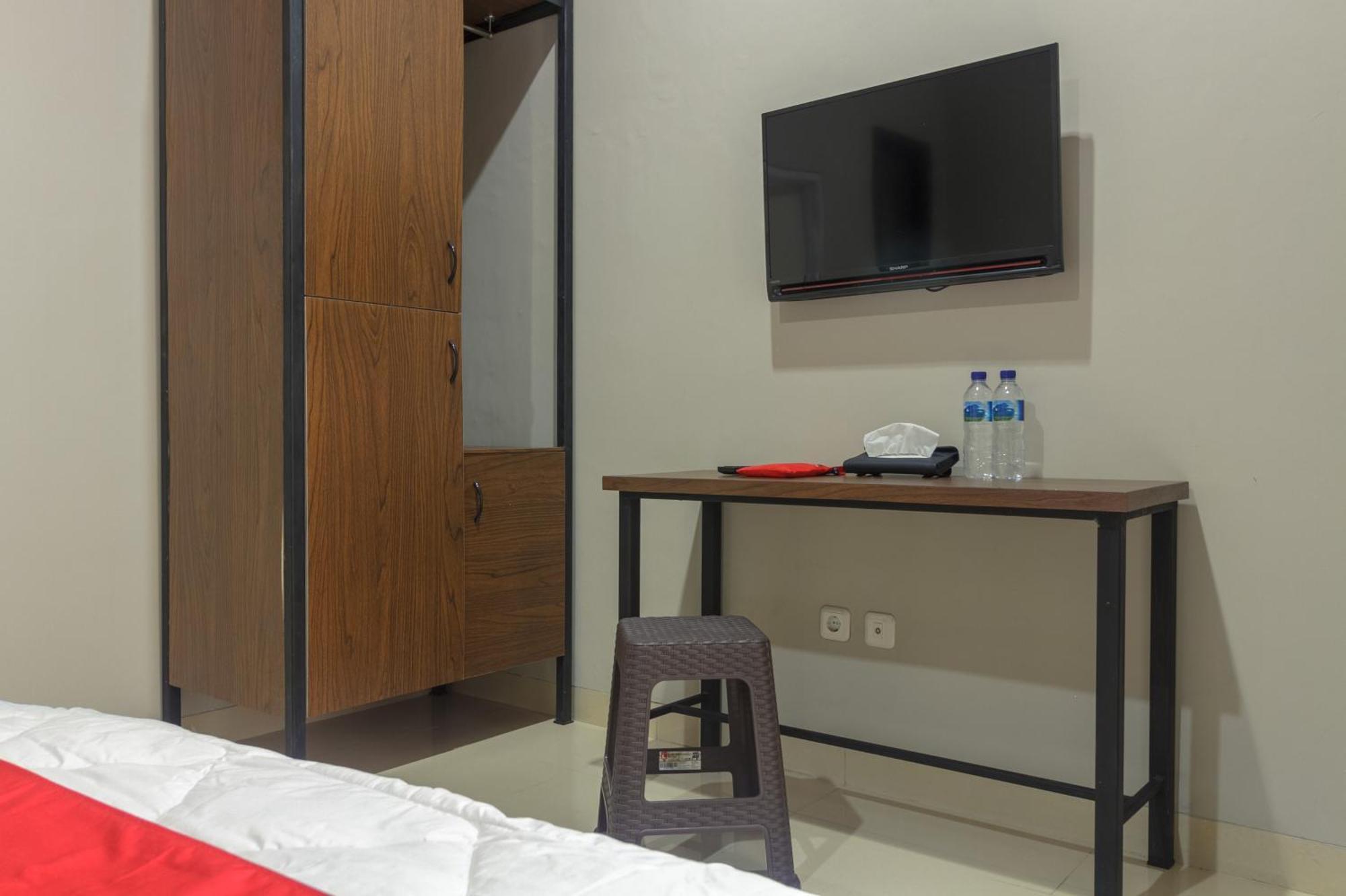 Nhà khách Reddoorz Near Puri Indah Mall 2*
