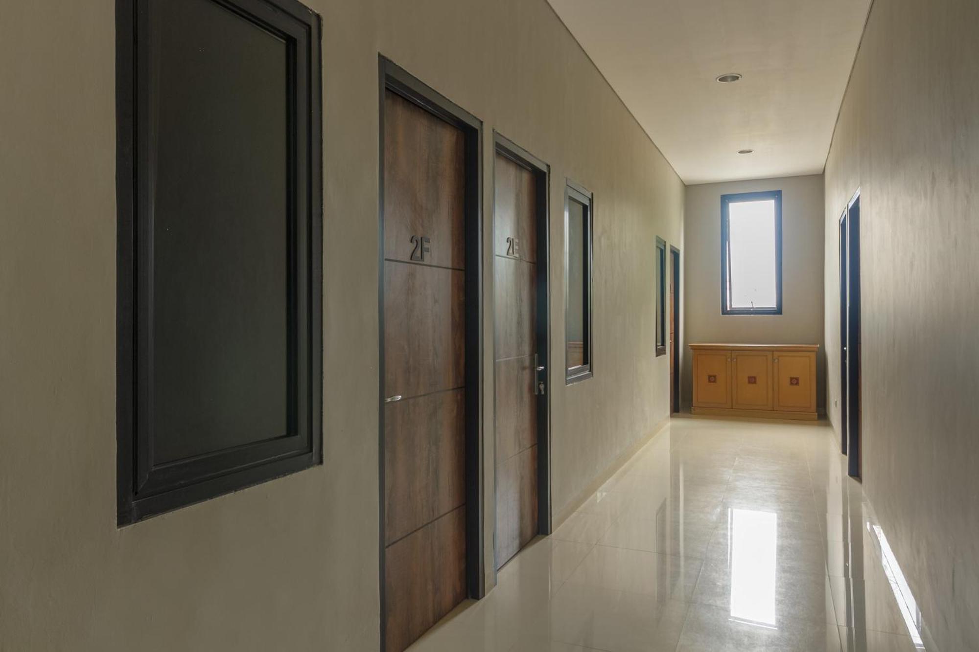 Reddoorz Near Puri Indah Mall