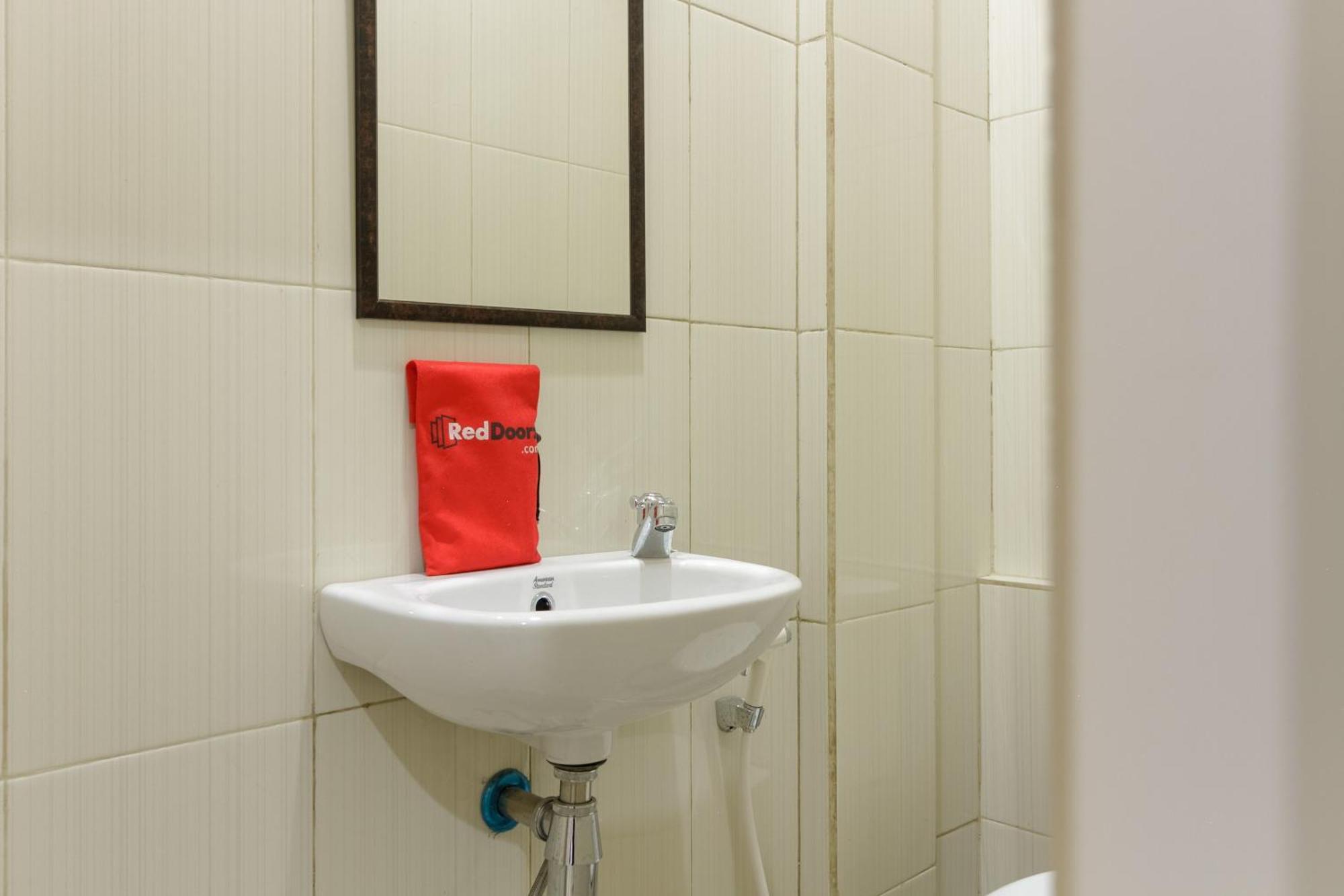 Reddoorz Near Puri Indah Mall Jakarta