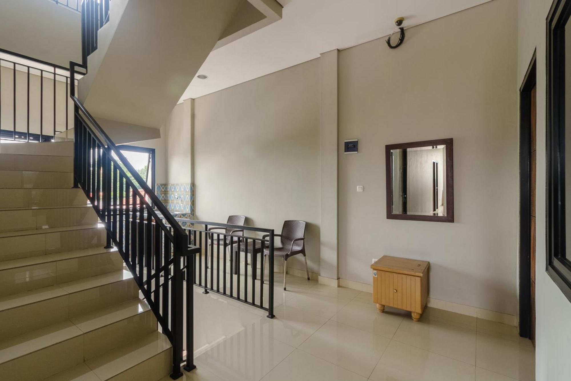 Nhà khách Reddoorz Near Puri Indah Mall 2*