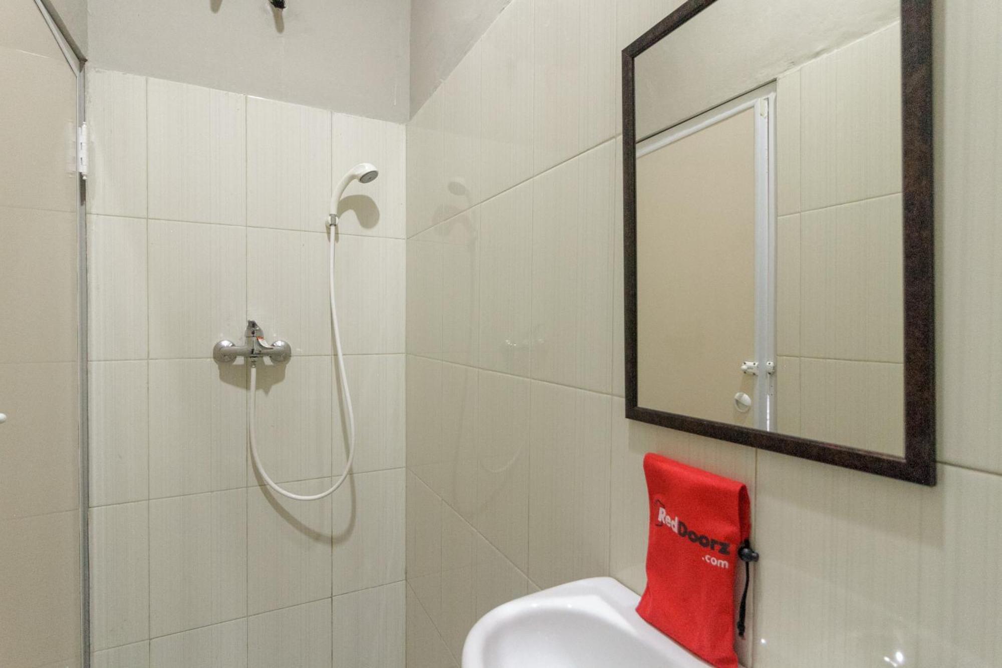 Reddoorz Near Puri Indah Mall Jakarta