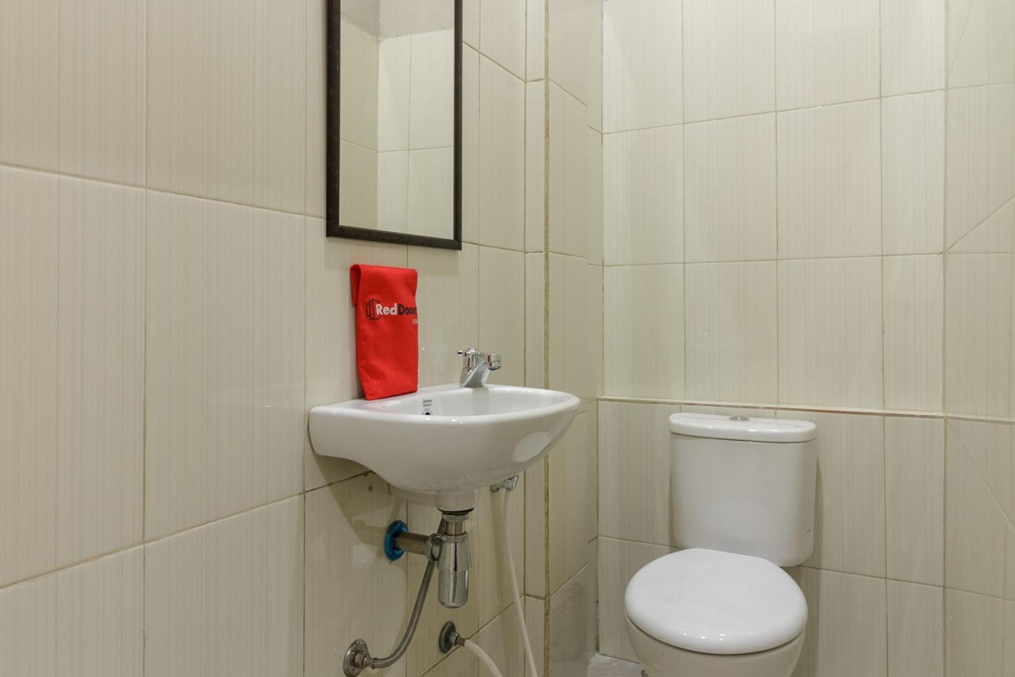 Nhà khách Reddoorz Near Puri Indah Mall